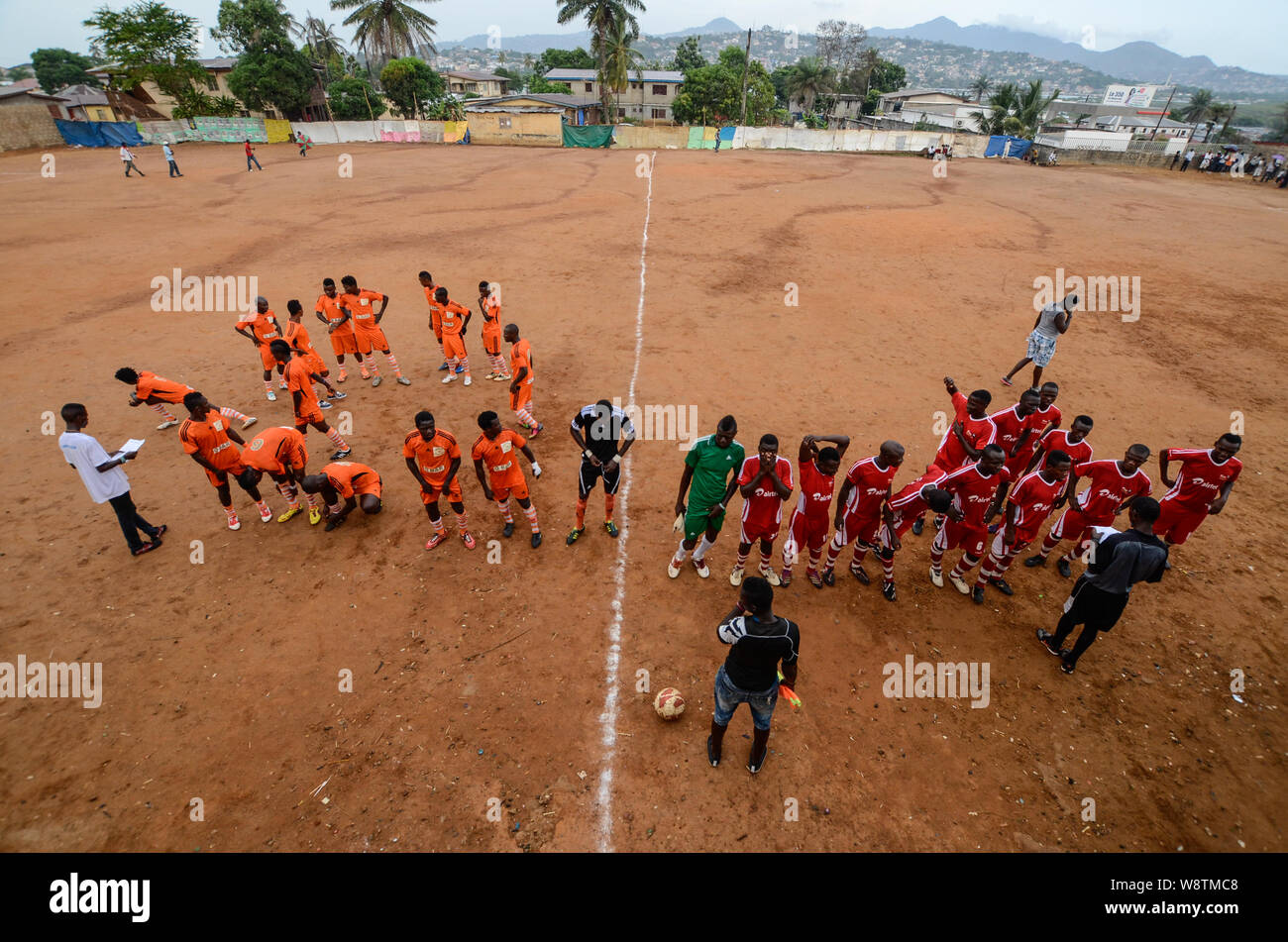 Fußballspiel, Meer Trainer Liga Cup in Aberdeen, Freetown, Sierra Leone Stockfoto