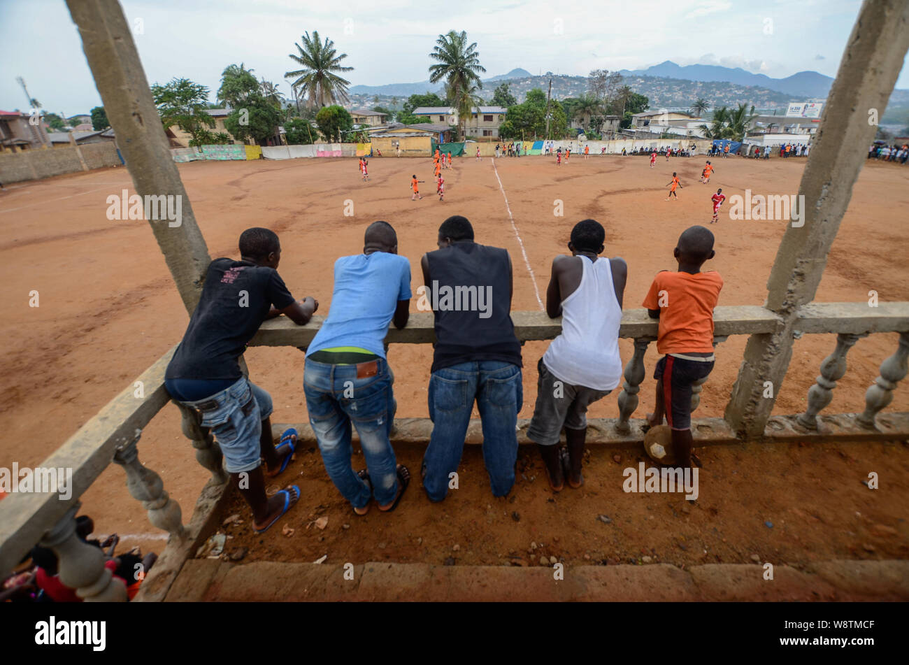 Zuschauer bei einem Fußballspiel, Meer Trainer Liga Cup in Aberdeen, Freetown, Sierra Leone Stockfoto