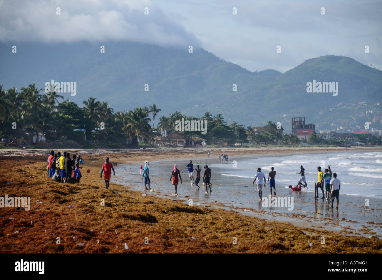 Fußballer am Lumley Beach in Freetown, Sierra Leone während der Regenzeit im Jahr 2014 Stockfoto