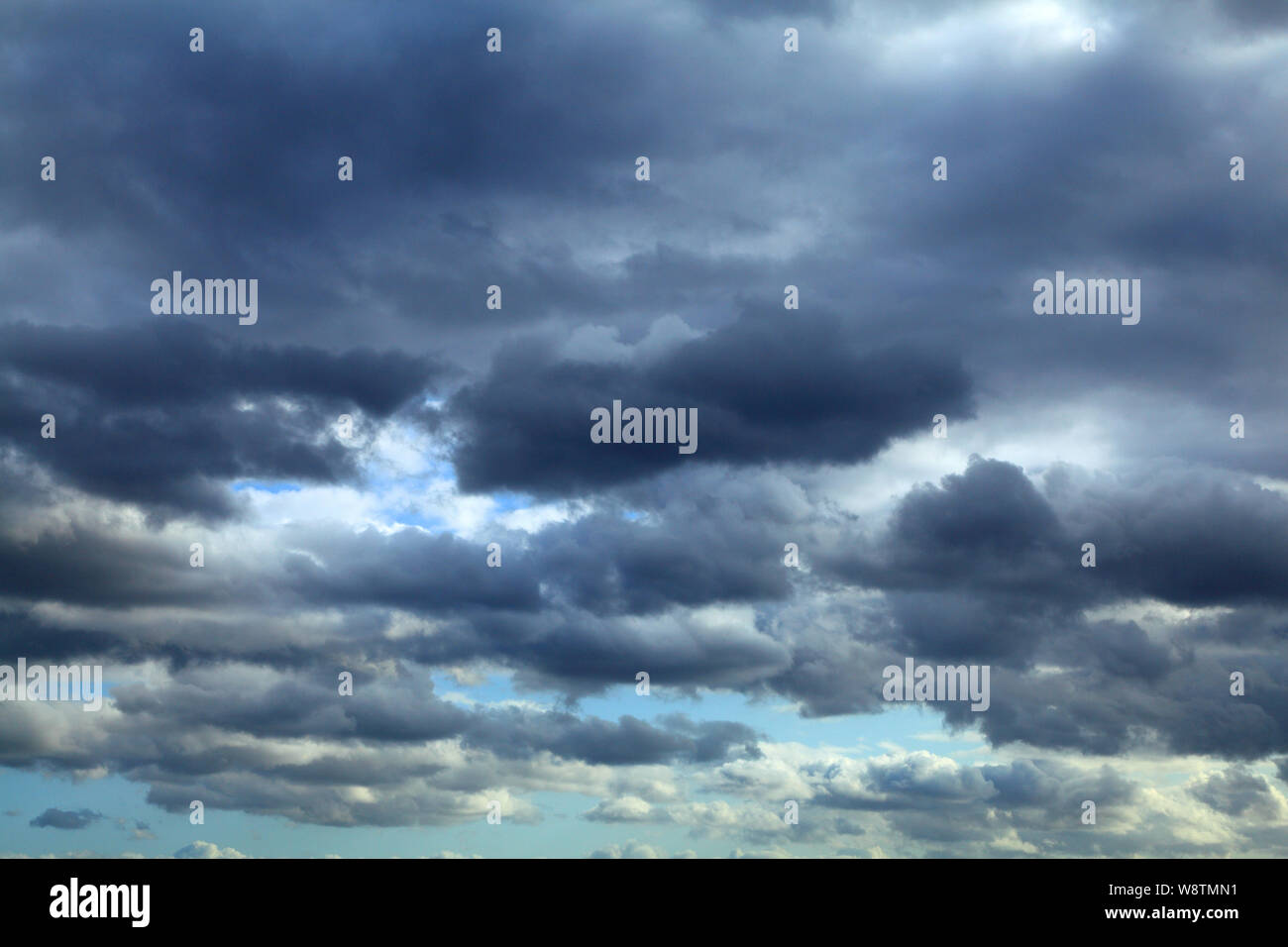 Bewölkter Himmel, Weiß, Grau, cumulus Wolken, blauer Himmel, Meteorologie, Wetter Stockfoto