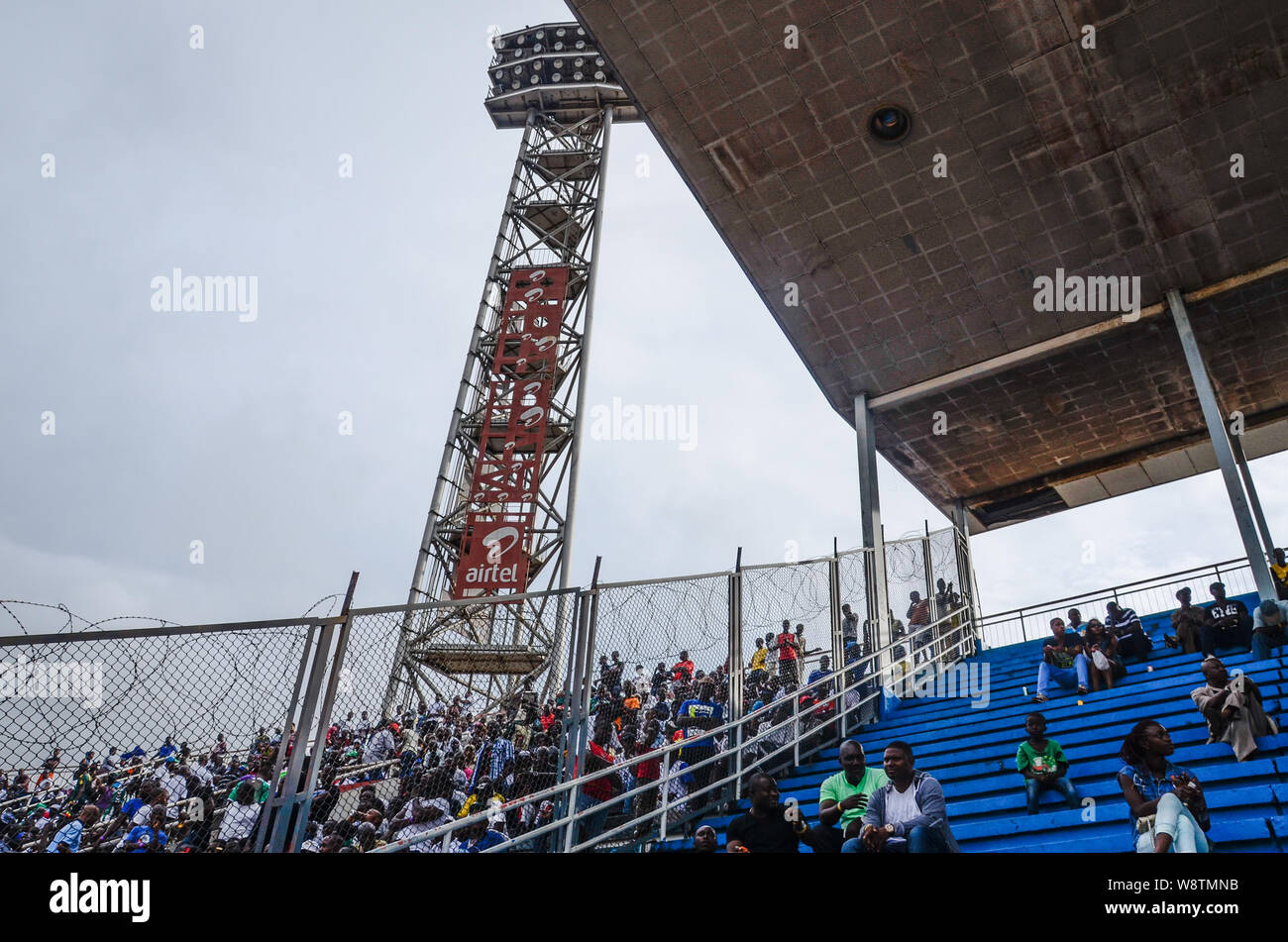 Fußballspiel im Nationalstadion, Freetown Sierra Leone im Jahr 2014 Stockfoto
