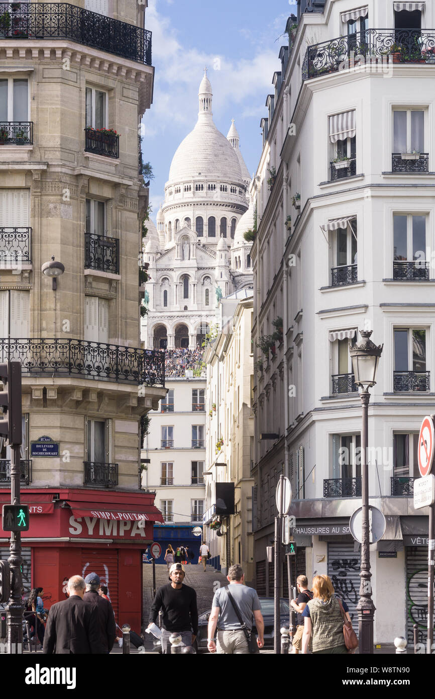 Paris Montmartre Street - street scene am Place d'Anvers mit Blick auf die Sacré Coeur Basilica in Montmartre, Paris, Frankreich, Europa. Stockfoto