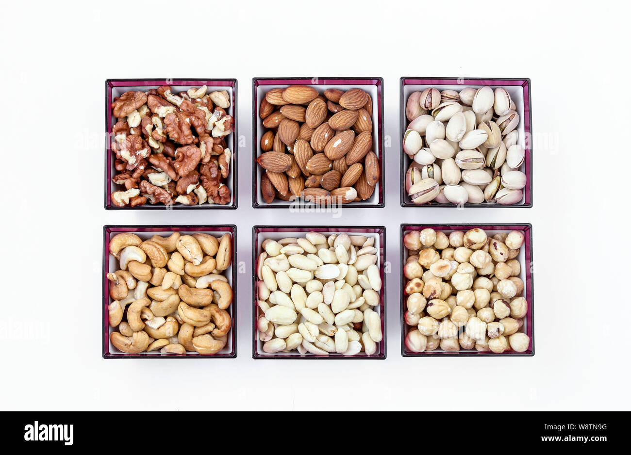 Verschiedene Arten von Muttern: Erdnüssen, Cashew-Kernen, Mandeln, Haselnüsse, Walnüsse, Pistazien, horizontale Ausrichtung der Ansicht von oben Stockfoto