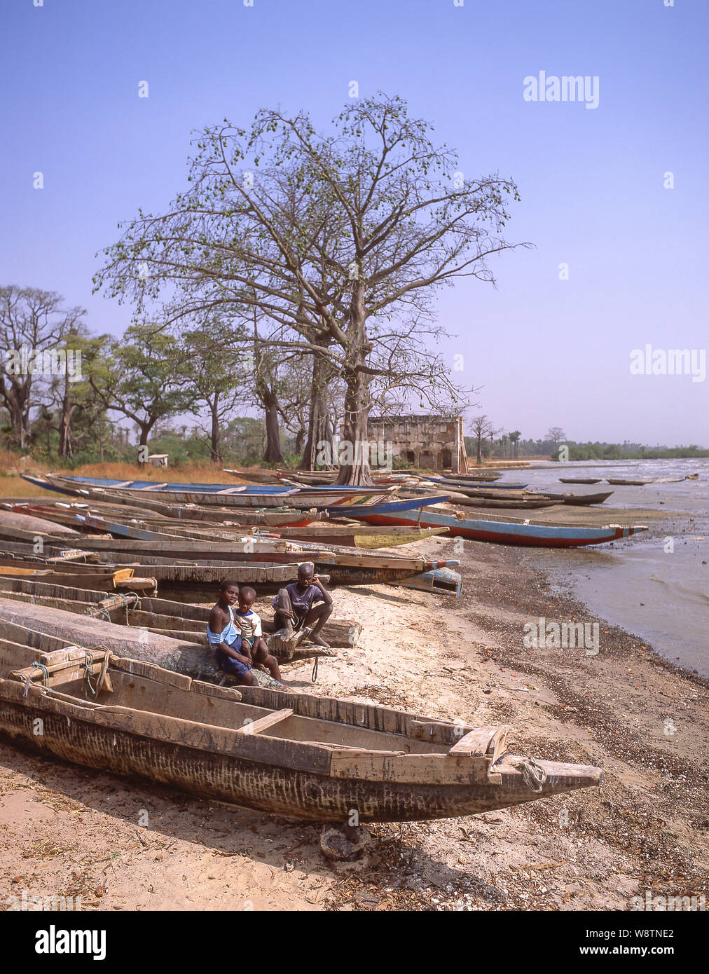 Grub-out Angeln Boote auf dem Fluss Gambia, Kunta Kinteh Insel (James Island) Trading Station, Albreda, North Bank Division, Republik Gambia Stockfoto