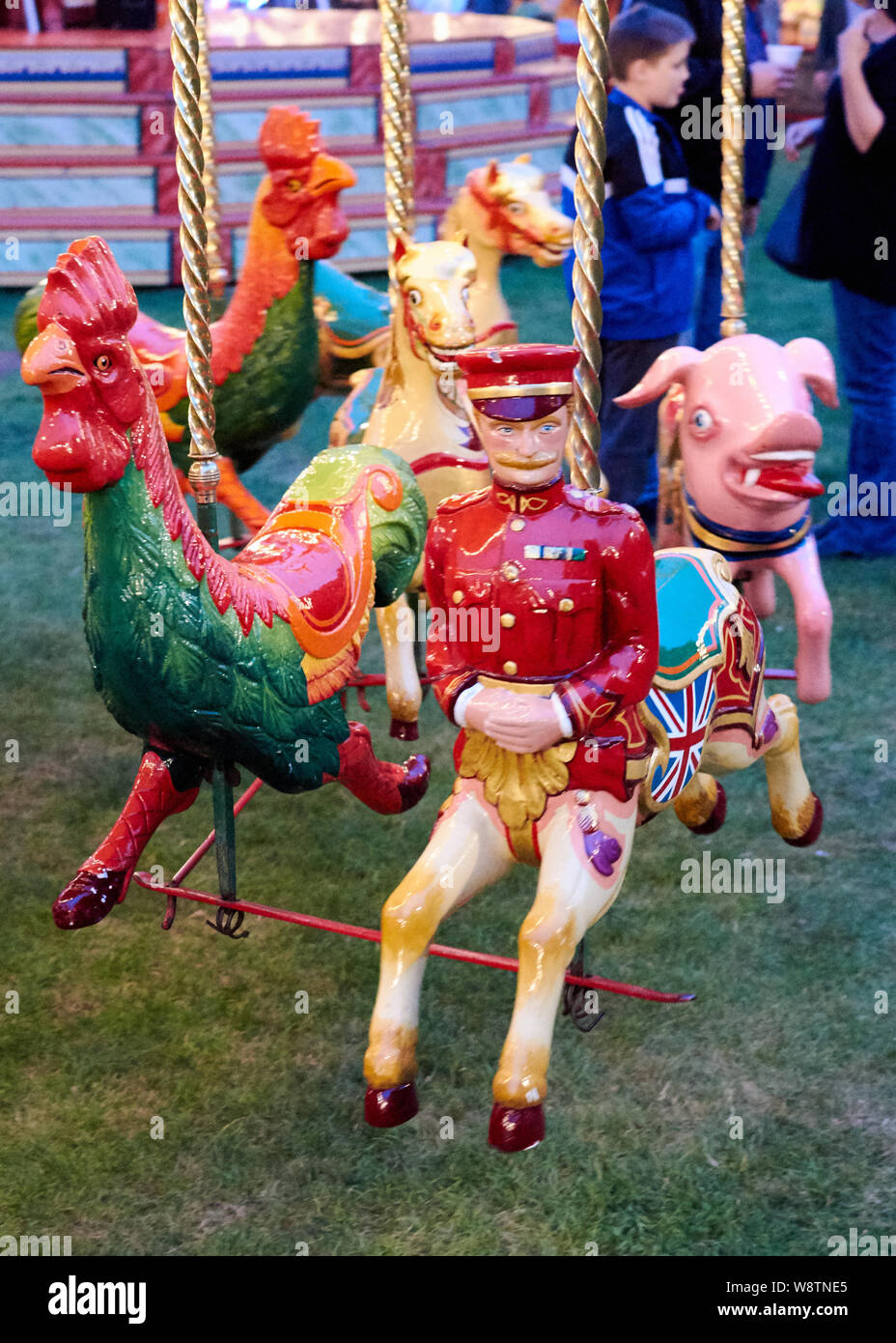 Carters Steam Fair ist ein traditionelles Englisches reisen Jahrmarkt mit Fahrgeschäften aus den 1890er zu den 1960er Jahren. Von Johannes und Anna Carter 1977, als sie das Jubiläum Dampf Gallopers, seit über 40 Jahren sie gerettet haben und restaurierten alten Schaustellerbetrieben und Tour durch London und Südengland gekauft gegründet. Die Dekoration Ihrer Motoren, Fahrten und Verkehr umfasst eine konsistente hohe Qualität für Beschilderungsmaterial, Futter und traditionelle Dekoration erstellt von Joby Carter, einer der führenden Experten für das Handwerk der Zeichen schreiben und Messegelände Art. Stockfoto