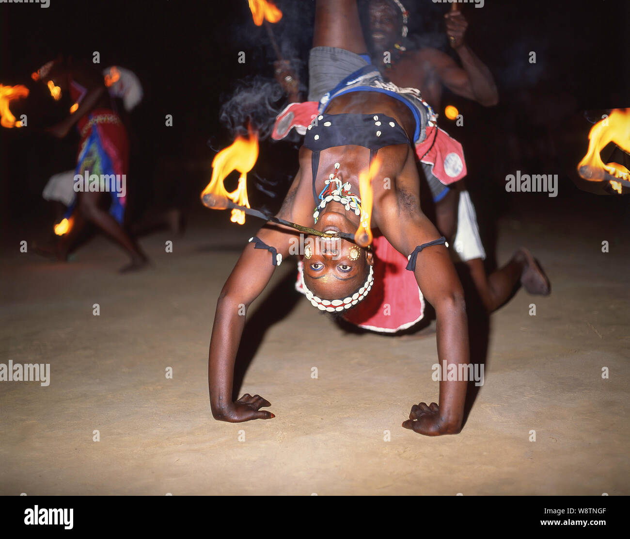 Tribal Tänzer (Die afrikanische Erfahrung}, Serekunda, Kanifing, Republik Gambia Stockfoto