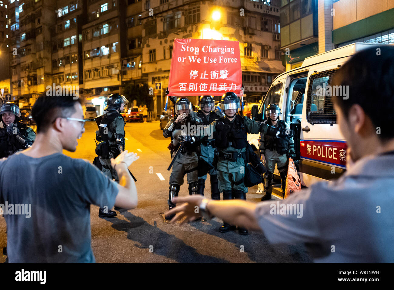 Hongkong, China. 12. August 2019. Die Demonstranten mit der Polizei außerhalb des Yau Tsim Bezirk Polizeipräsidium und Tsim Sha Tsui Polizei am Sonntag, wo Gas und Pfefferspray reißen wurden verwendet, um die Massen zu kontrollieren. Die Demonstrationen werden in den kommenden Tagen fortsetzen. Die anti-Auslieferung bill Proteste sind eine Reihe von laufenden Demonstrationen in Hongkong gegen die flüchtigen Straftäter und die Rechtshilfe in Strafsachen Rechtsvorschriften Gesetzentwurf der Regierung von Hongkong vorgeschlagen. Credit: Joshua Preston/Alamy leben Nachrichten Stockfoto