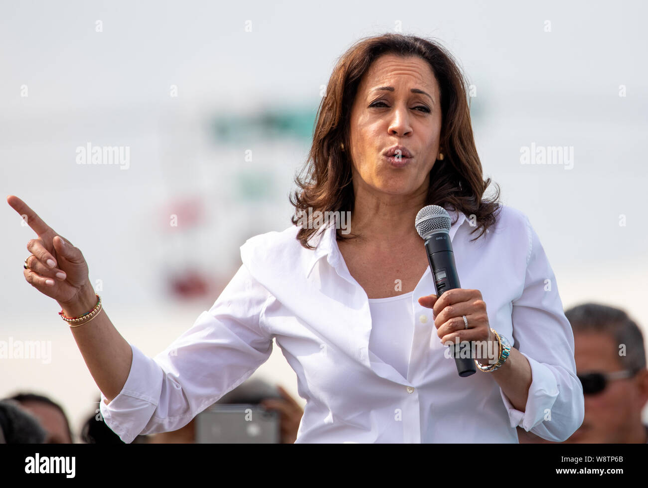 Des Moines, Iowa/USA - 10. August 2019: United States Senator und Demokratische Präsidentschaftskandidat Kamala Harris grüßt Unterstützer an der Iowa Stat Stockfoto