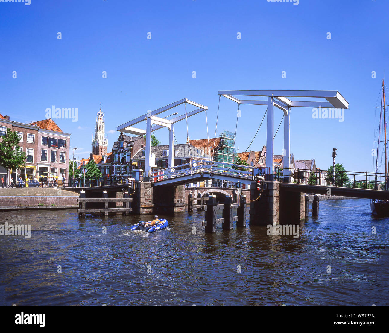 Die Gravestenen hölzerne Zugbrücke am Fluss Spaarne, Haarlem, Noord-Holland, Königreich der Niederlande Stockfoto