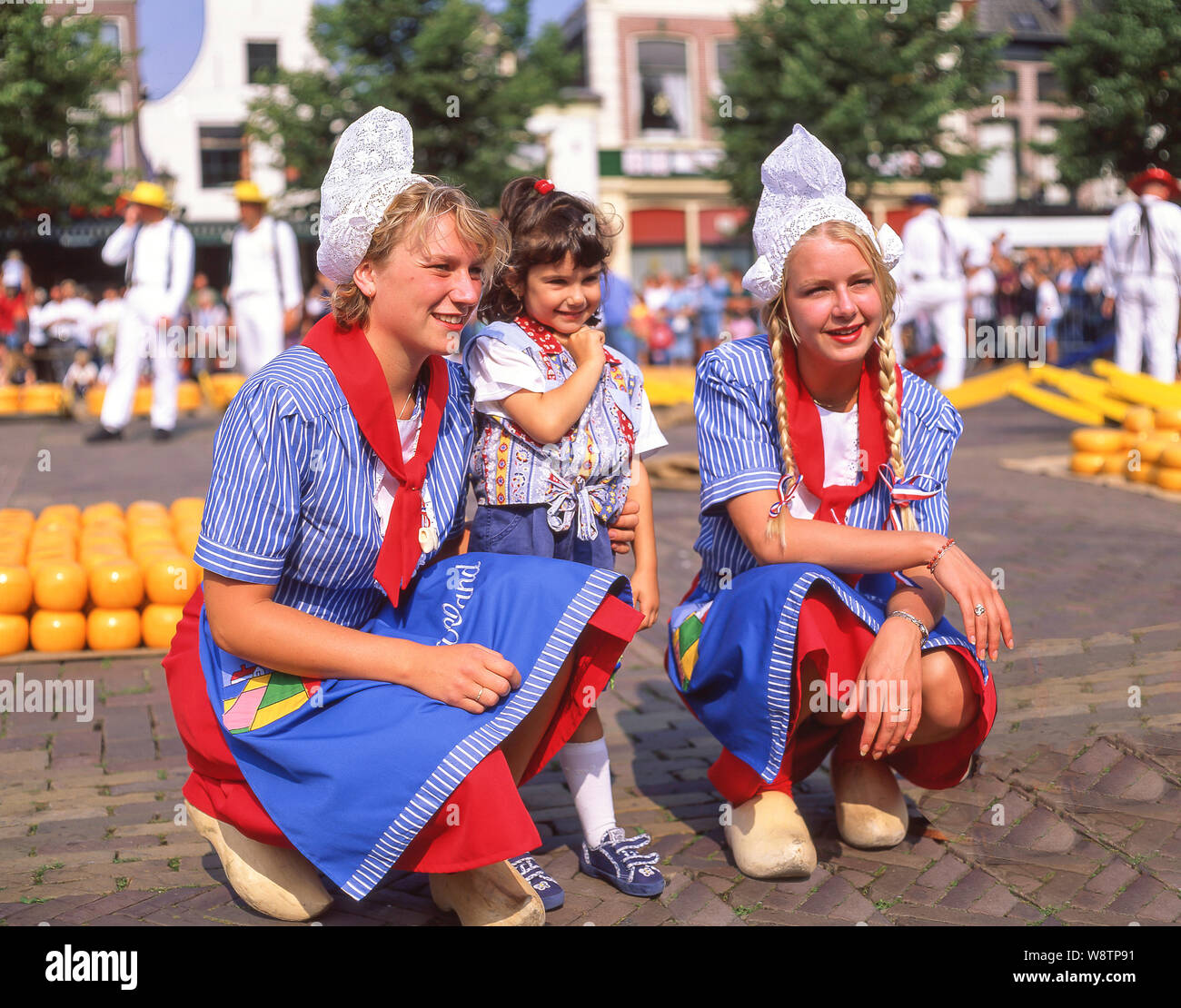 Junge Frauen mit Kind in traditioneller Tracht in Alkmaar Käsemarkt, Alkmaar, Nordholland (Noord-Holland), Königreich der Niederlande Stockfoto