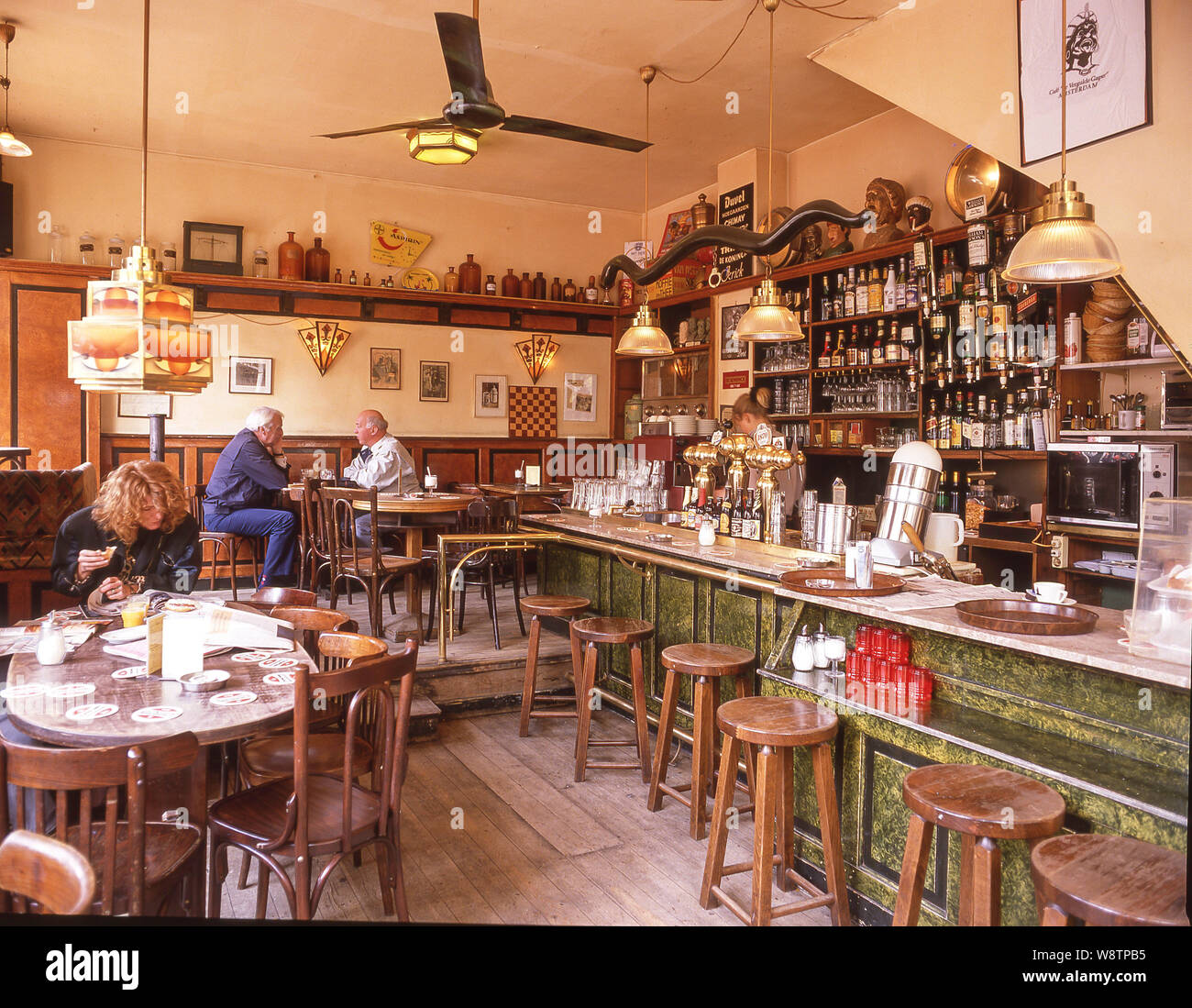Innenraum eines braun Cafe (bruine Kroeg), Amsterdam, Noord-Holland, Königreich der Niederlande Stockfoto