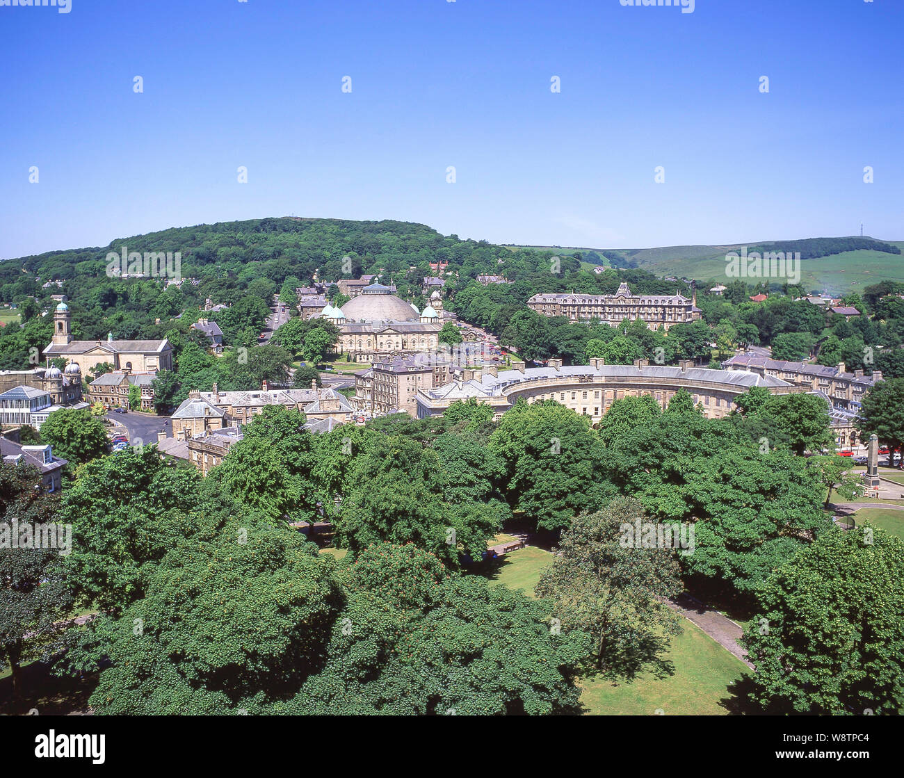 Luftaufnahme der Stadt übersicht Devonshire Kuppel und Buxton Crescent, Buxton, Derbyshire, England, Vereinigtes Königreich Stockfoto