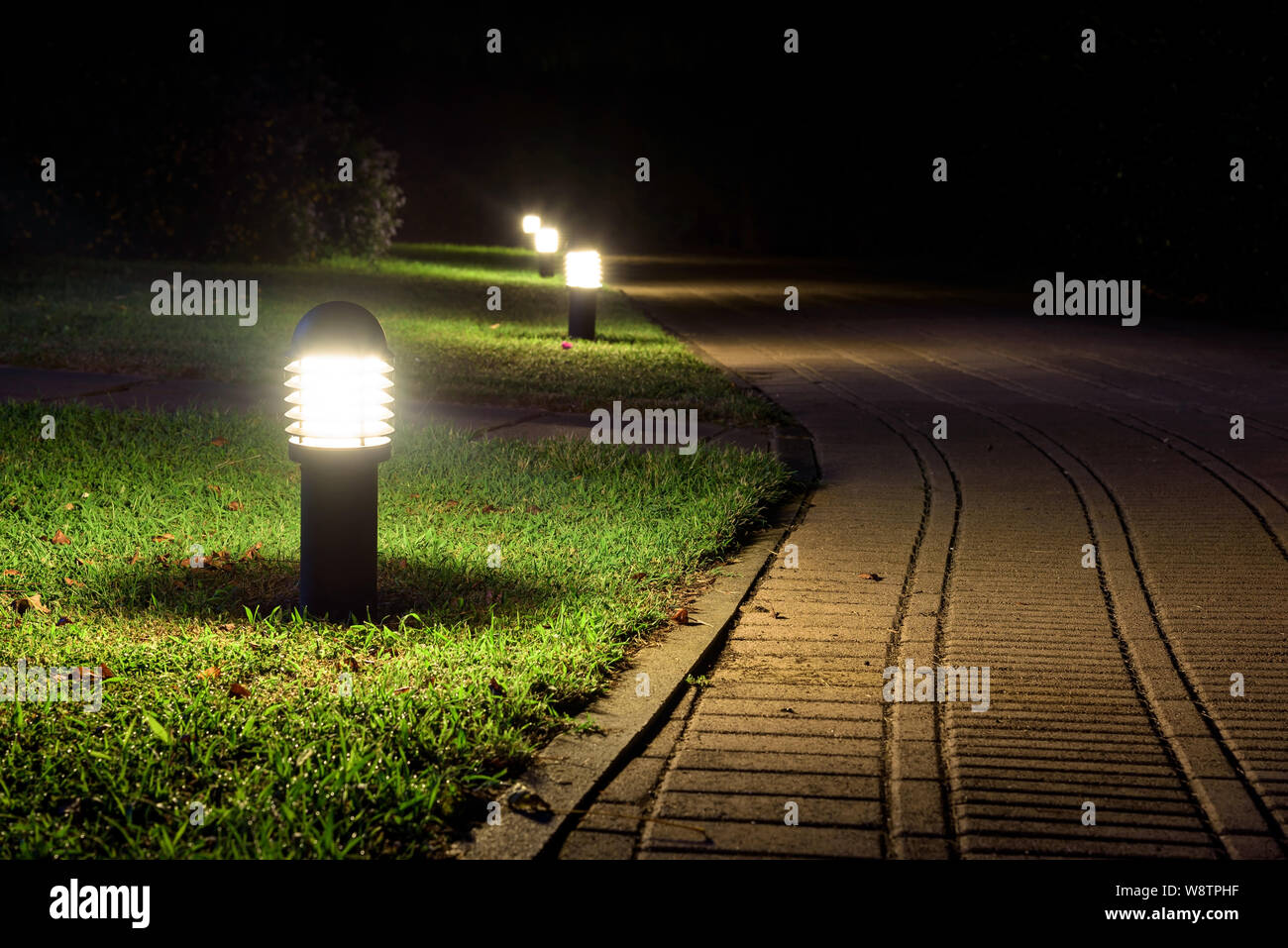 Gartenlampen -Fotos und -Bildmaterial in hoher Auflösung – Alamy
