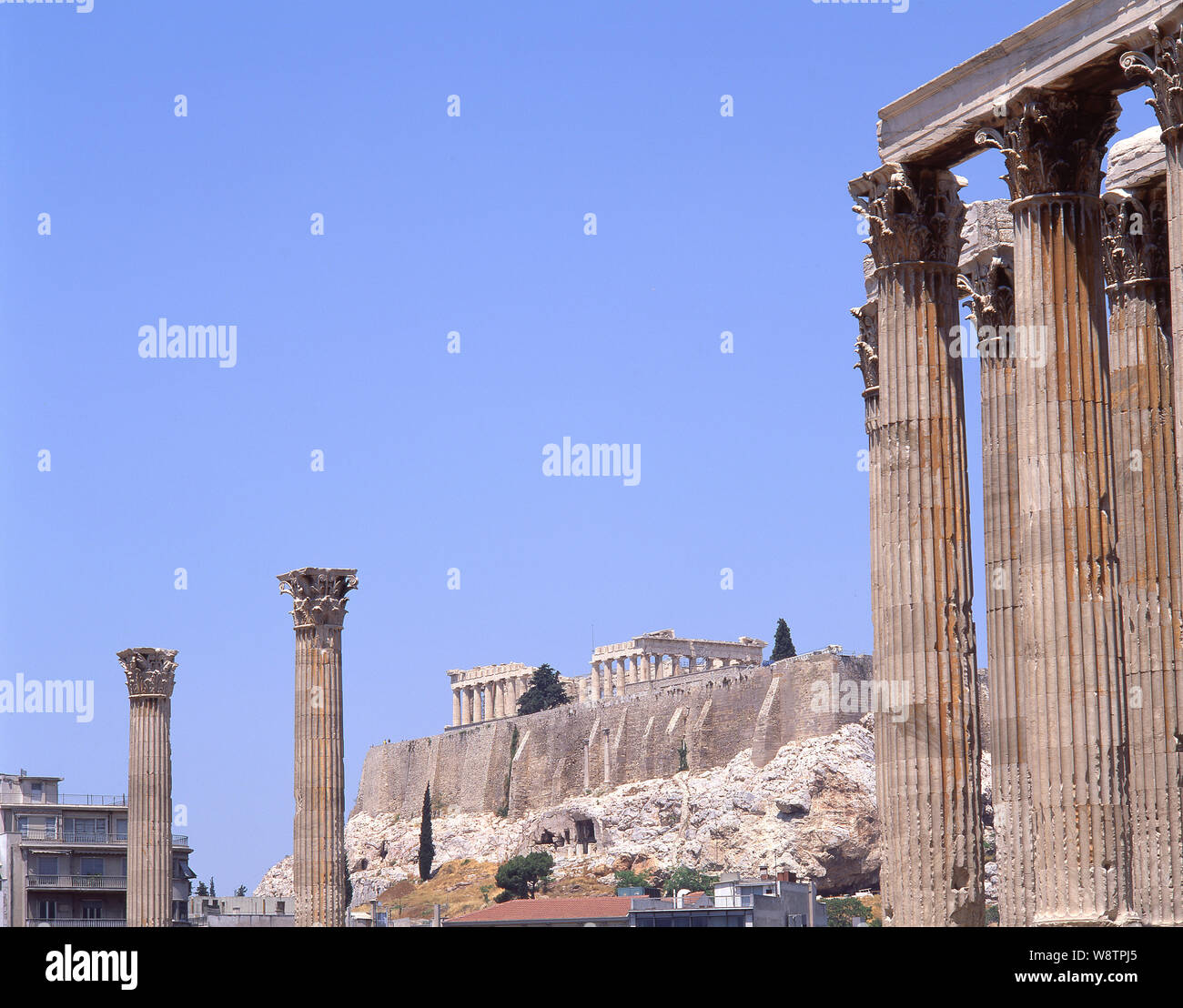 Blick auf die Akropolis vom Tempel des Olympischen Zeus, Athen (Athina), Athen, Griechenland Stockfoto