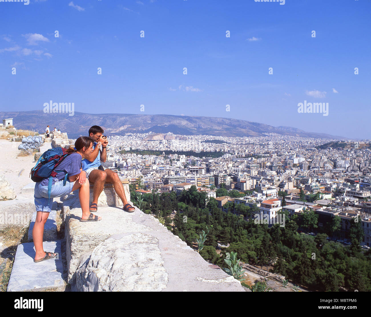Junges Paar über die Stadt von den Wänden der Akropolis von Athen, Athen (Athina), Athen, Griechenland Suche Stockfoto