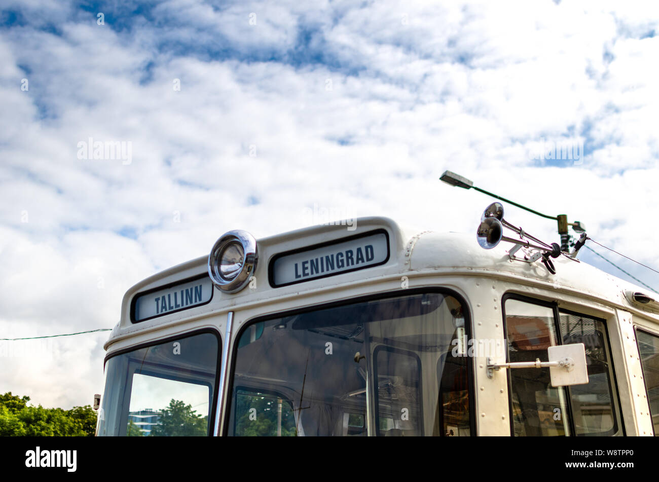 Bus aus der Sowjetzeit, der die Strecke Tallinn nach Leningrad (Sankt Petersburg) fährt. Stockfoto