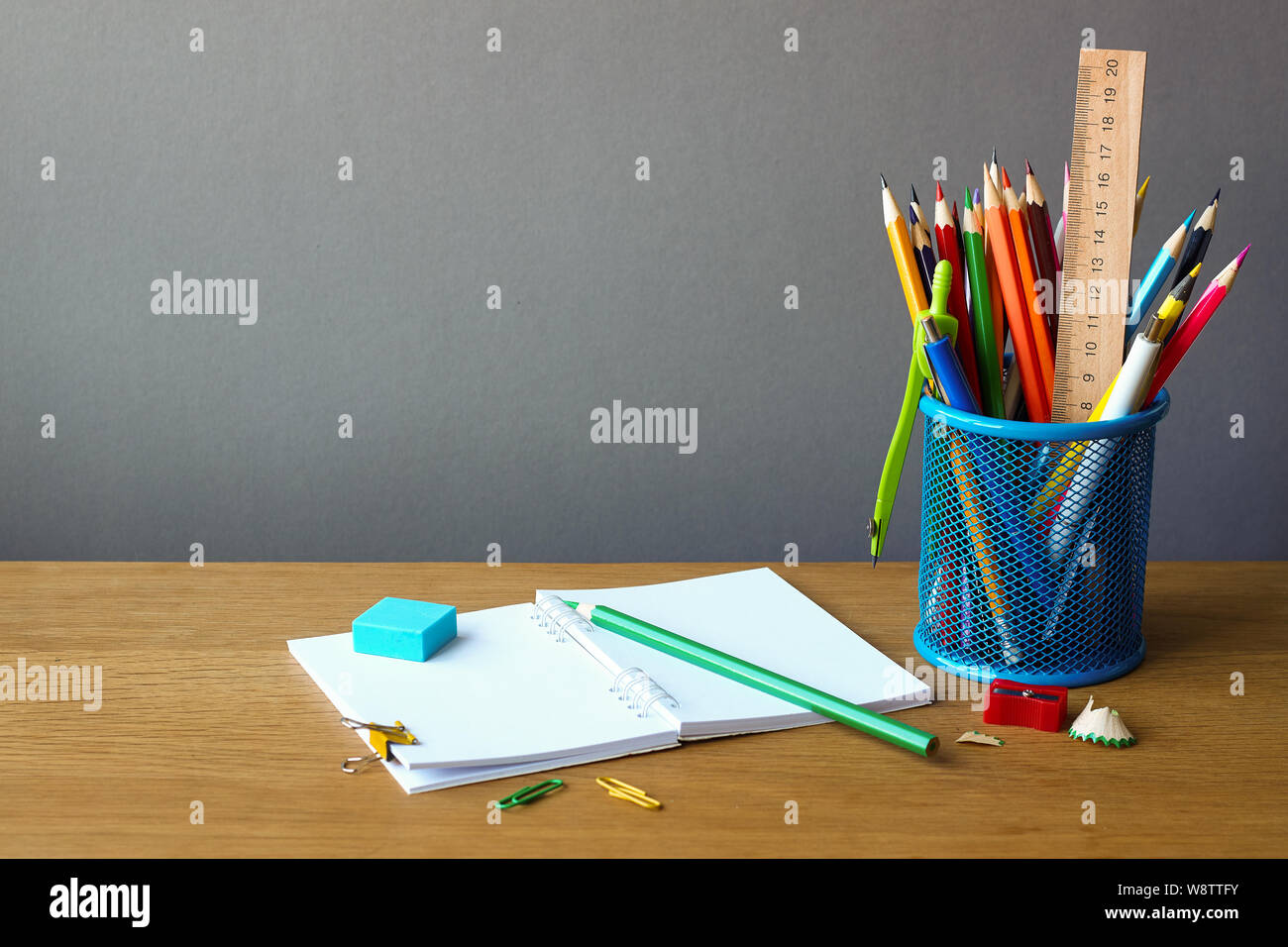 Zurück zum Konzept der Schule, Schulbedarf und eine offene Notebook auf Holz- Oberfläche, selektiver Fokus Stockfoto