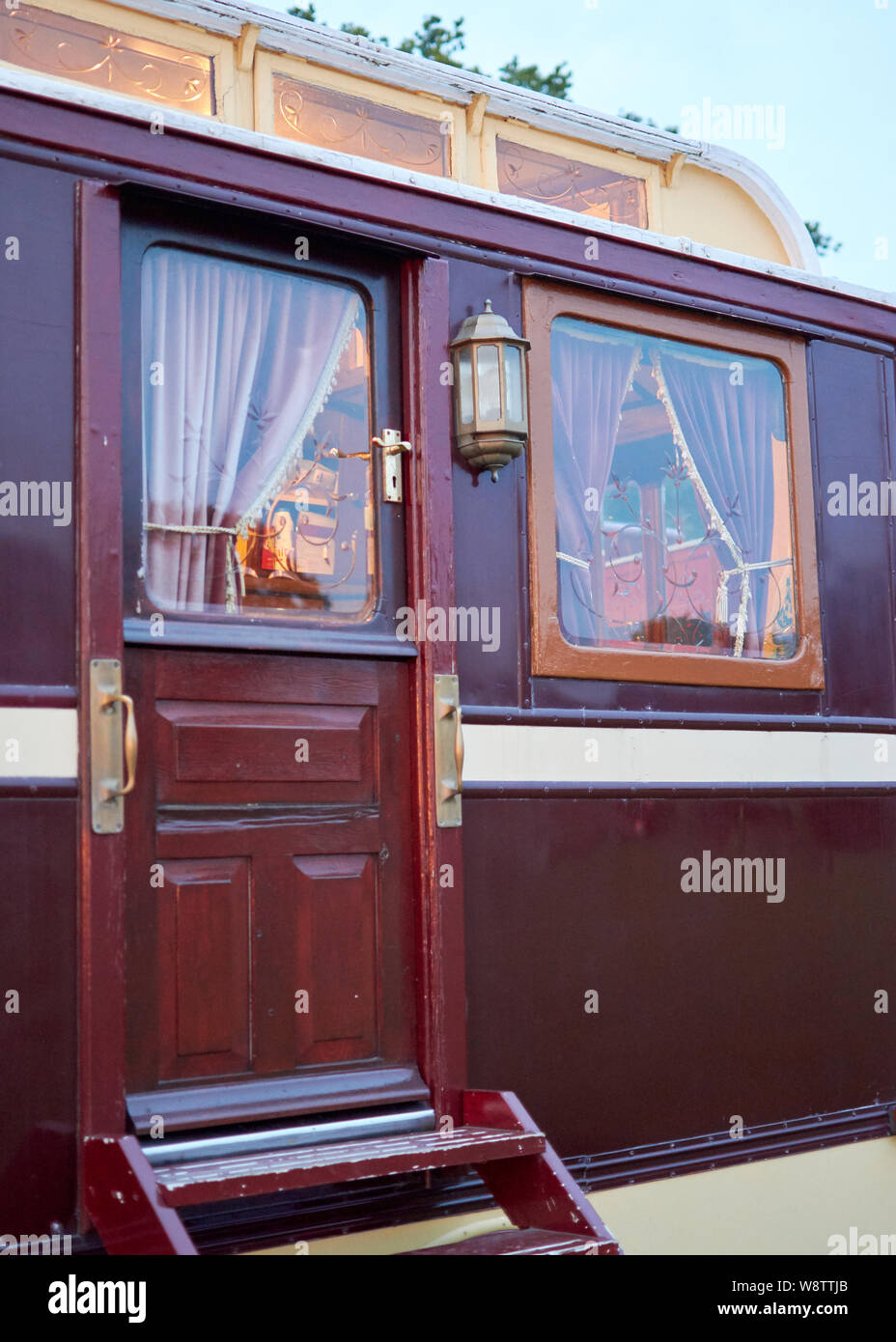 Carters Steam Fair ist ein traditionelles Englisches reisen Jahrmarkt mit Fahrgeschäften aus den 1890er zu den 1960er Jahren. Von Johannes und Anna Carter 1977, als sie das Jubiläum Dampf Gallopers, seit über 40 Jahren sie gerettet haben und restaurierten alten Schaustellerbetrieben und Tour durch London und Südengland gekauft gegründet. Die Dekoration Ihrer Motoren, Fahrten und Verkehr umfasst eine konsistente hohe Qualität für Beschilderungsmaterial, Futter und traditionelle Dekoration erstellt von Joby Carter, einer der führenden Experten für das Handwerk der Zeichen schreiben und Messegelände Art. Stockfoto