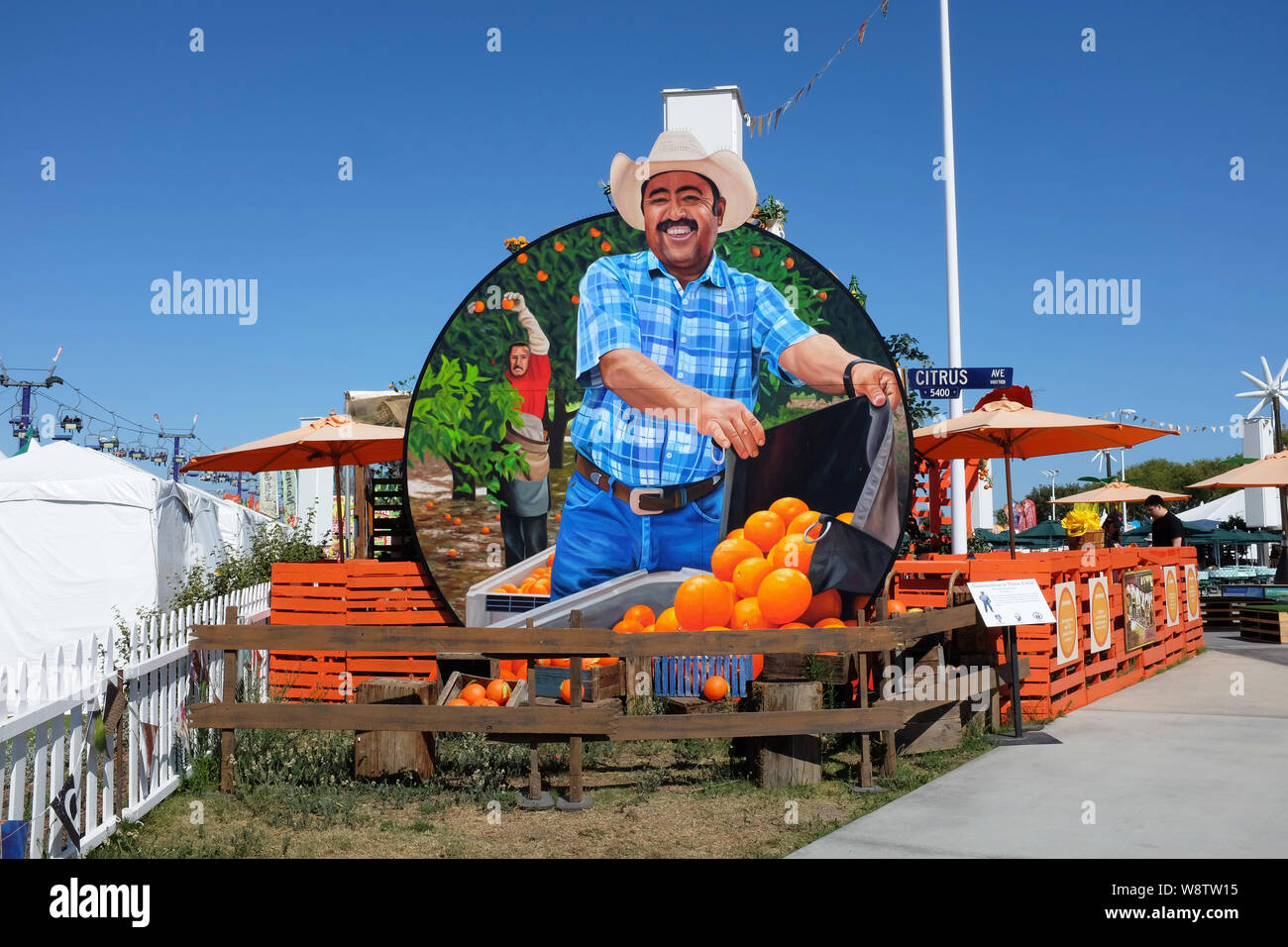 COSTA MESA, Kalifornien - Aug 8, 2019: Wandmalerei von Martin Almanza von Neff Ranch, in der Orange Grove Ausstellung im Orange County Fair. Stockfoto