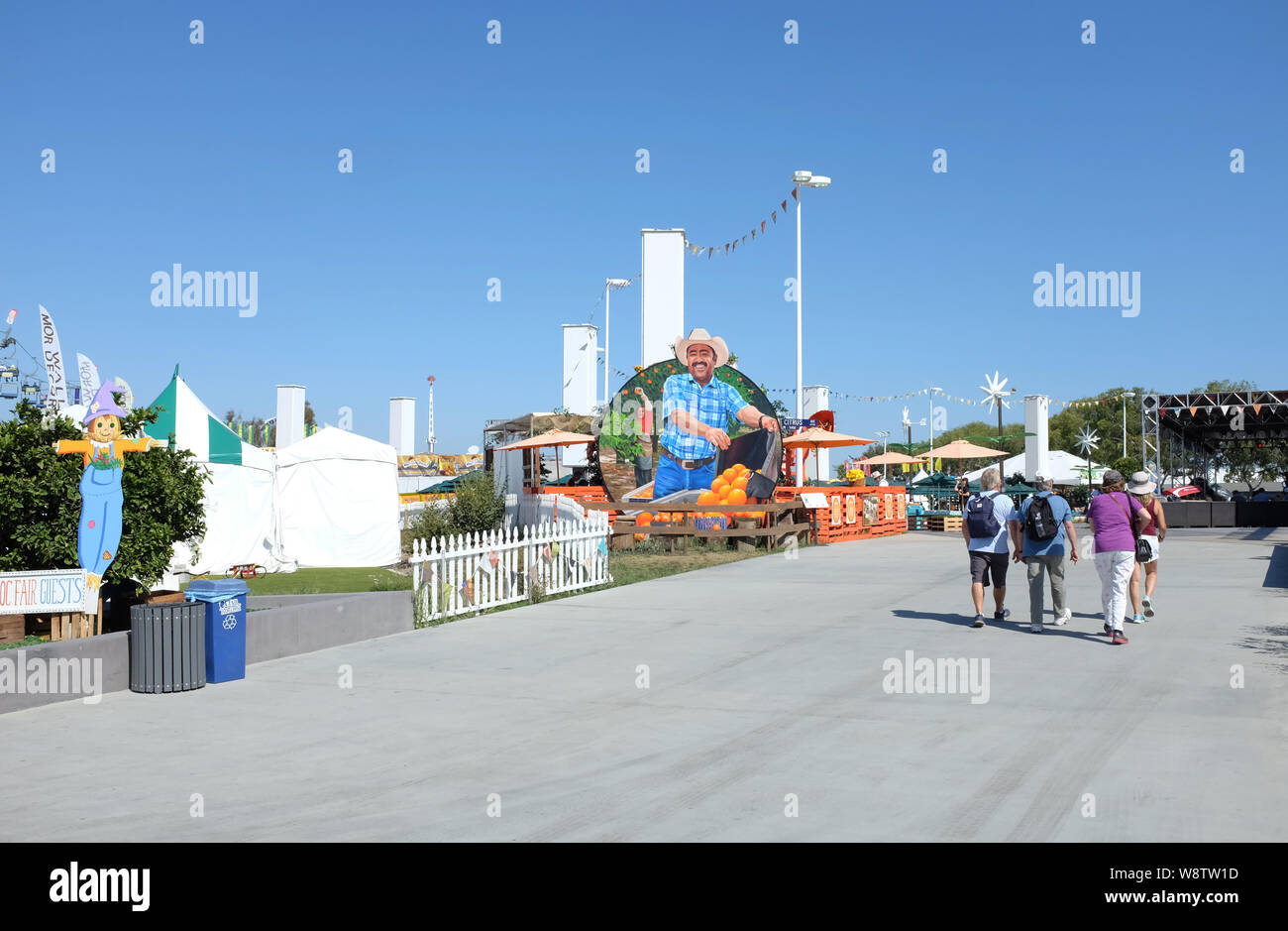 COSTA MESA, Kalifornien - Aug 8, 2019: Die Menschen in den OC-Messe in der Orange Grove aufweisen. Stockfoto