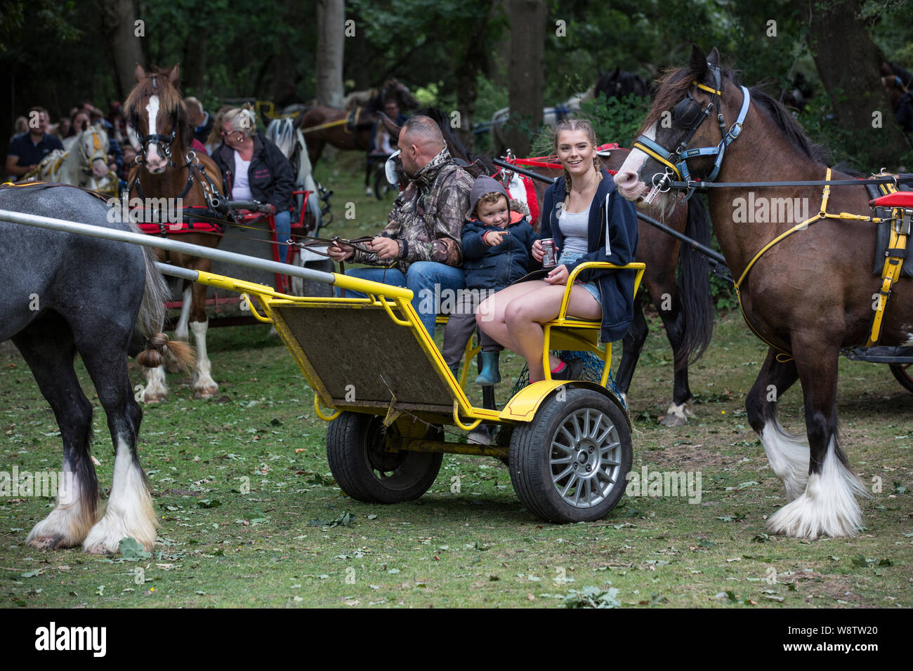 Romani Gypsy Reisende treffen sich für eine jährliche zusammen im New Forest. Reisen Gemeinschaft Warenkorb Racers in New Milton, Hampshire, England, Großbritannien Stockfoto