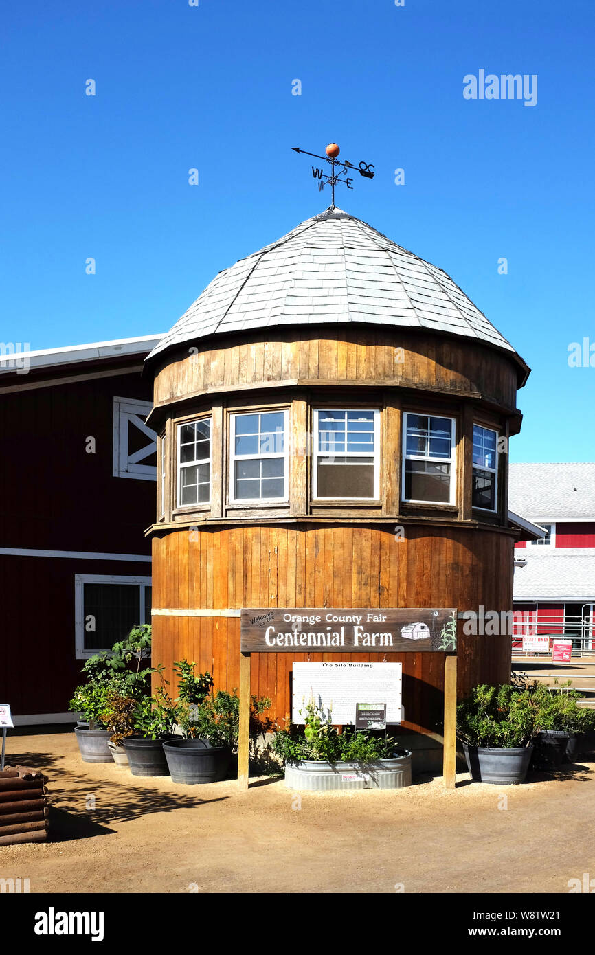 COSTA MESA, Kalifornien - Aug 8, 2019: Das Silo Gebäude an der hundertjährigen Bauernhof im Orange County Fairgrounds. Stockfoto