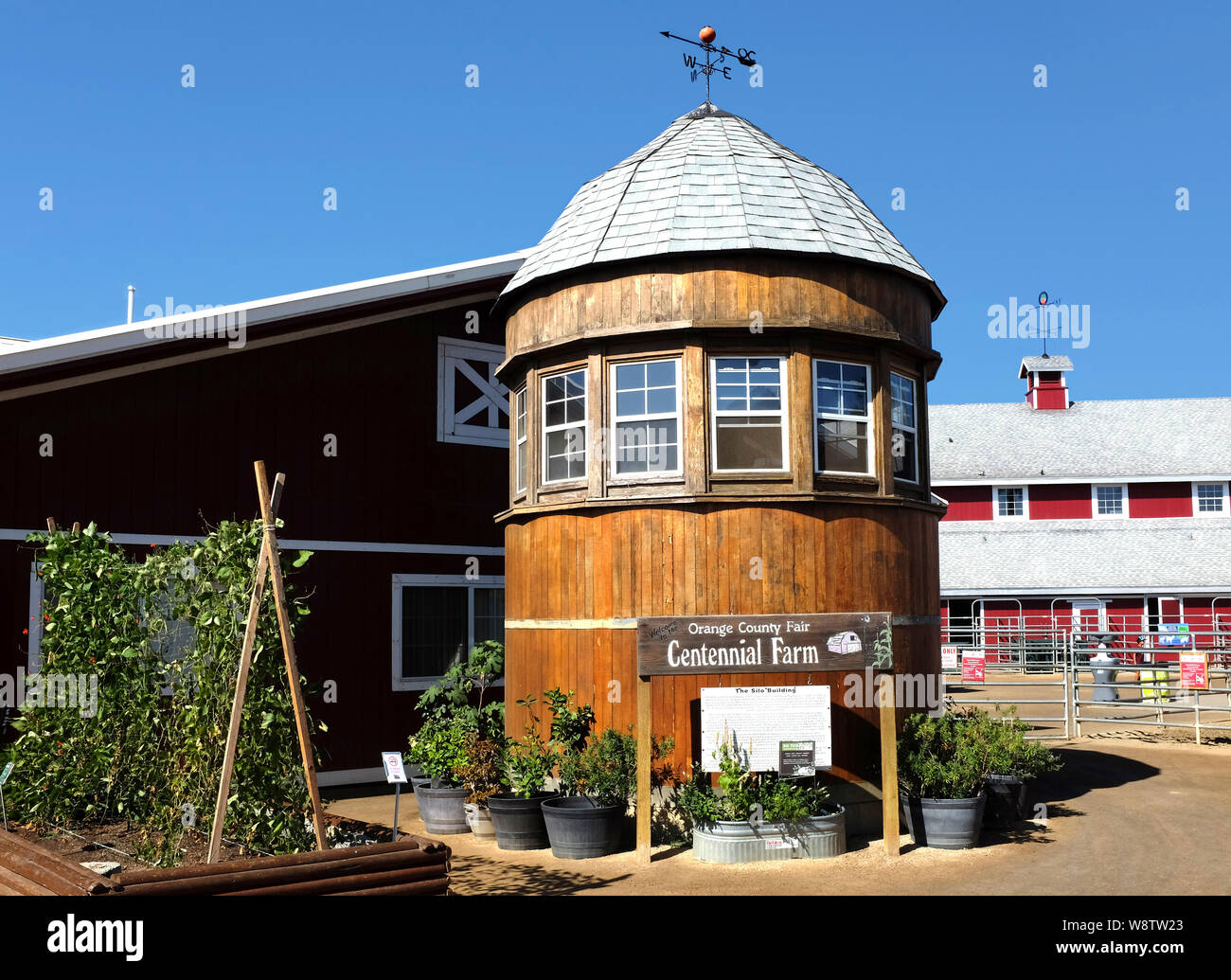COSTA MESA, Kalifornien - Aug 8, 2019: Das Silo Gebäude an der hundertjährigen Bauernhof im Orange County Fairgrounds. Stockfoto