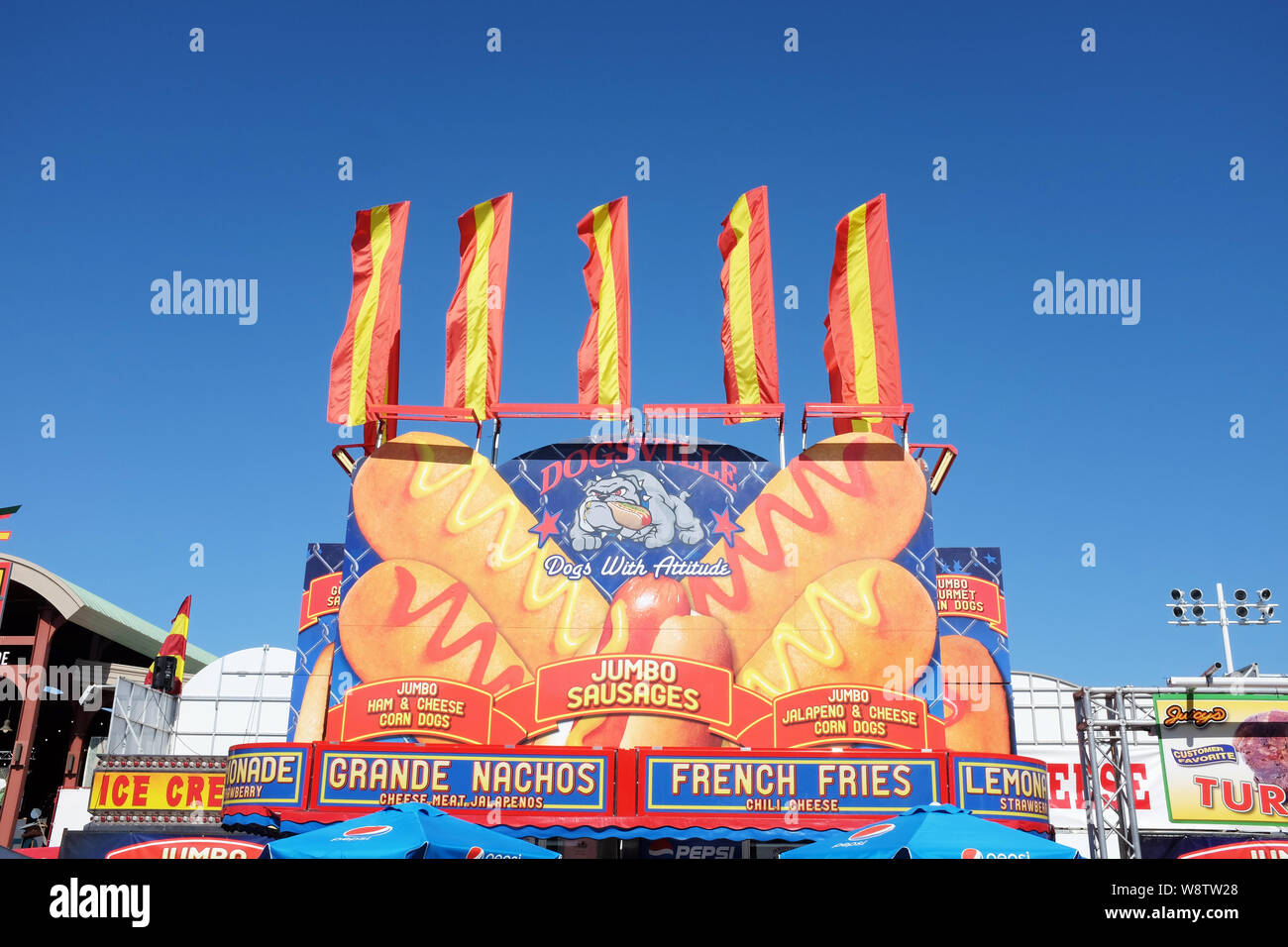 COSTA MESA, Kalifornien - Aug 8, 2019: Dogsville Jumbo Würstchen im Orange County Fair. Stockfoto