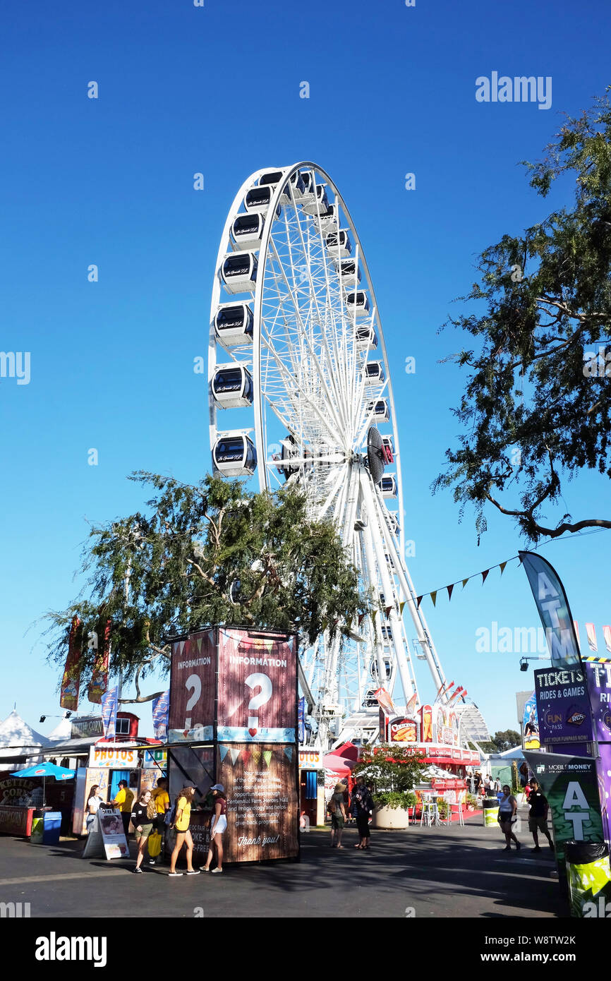 COSTA MESA, Kalifornien - Aug 8, 2019: Riesenrad am Orange County Fair, nur eine der vielen Attraktionen an der jährlichen Veranstaltung. Stockfoto