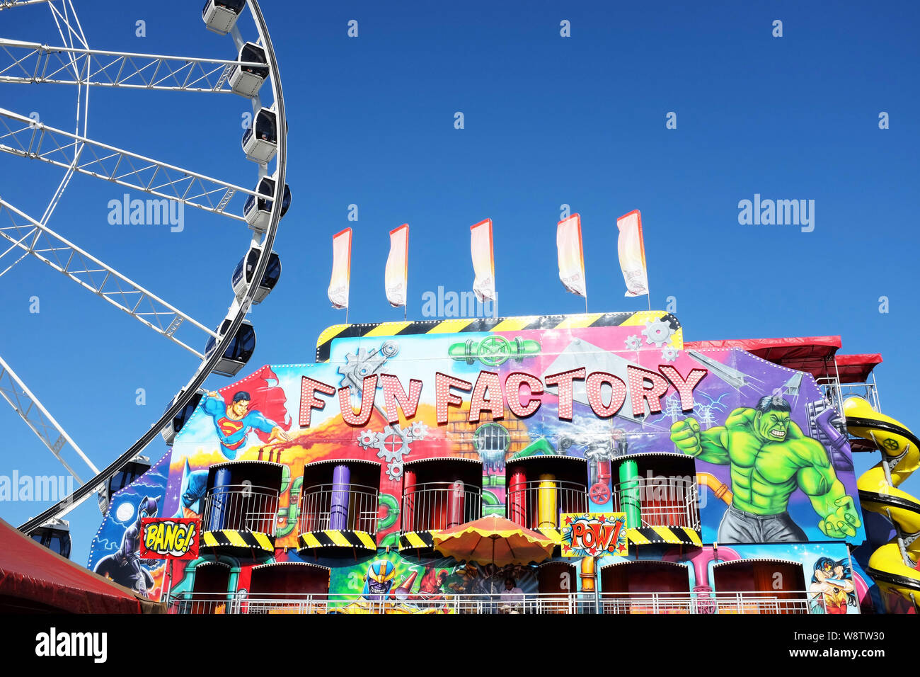 COSTA MESA, Kalifornien - Aug 8, 2019: Fun Factory und Riesenrad auf dem Orange County Fair. Stockfoto