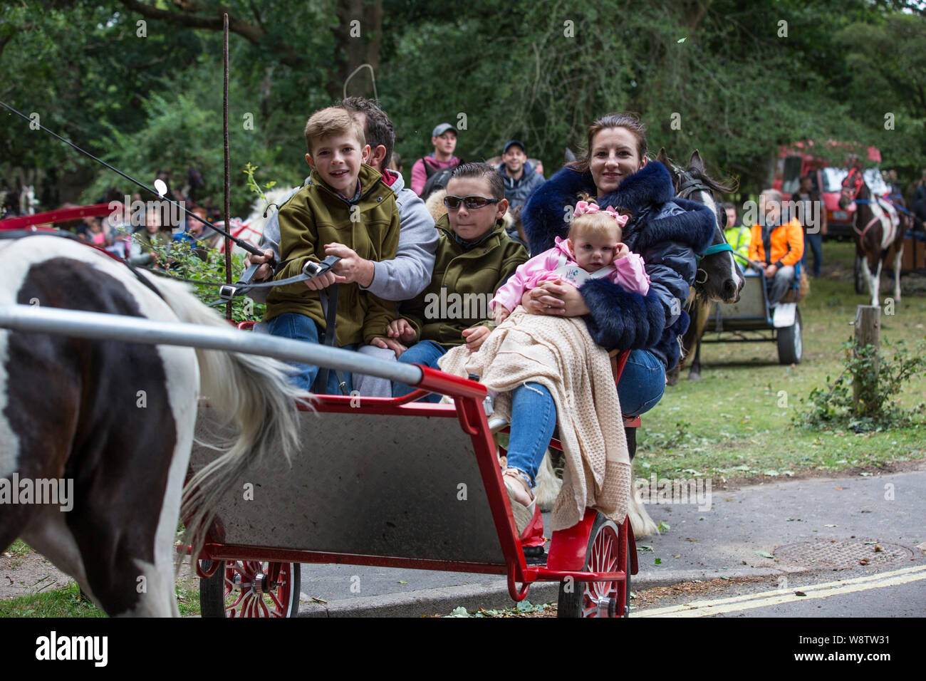 Romani Gypsy Reisende treffen sich für eine jährliche zusammen im New Forest. Reisen Gemeinschaft Warenkorb Racers in New Milton, Hampshire, England, Großbritannien Stockfoto