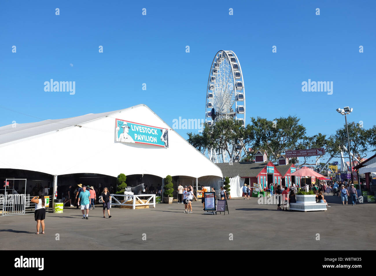 COSTA MESA, Kalifornien - Aug 8, 2019: Vieh Pavillon und Riesenrad auf dem Orange County Fair. Stockfoto