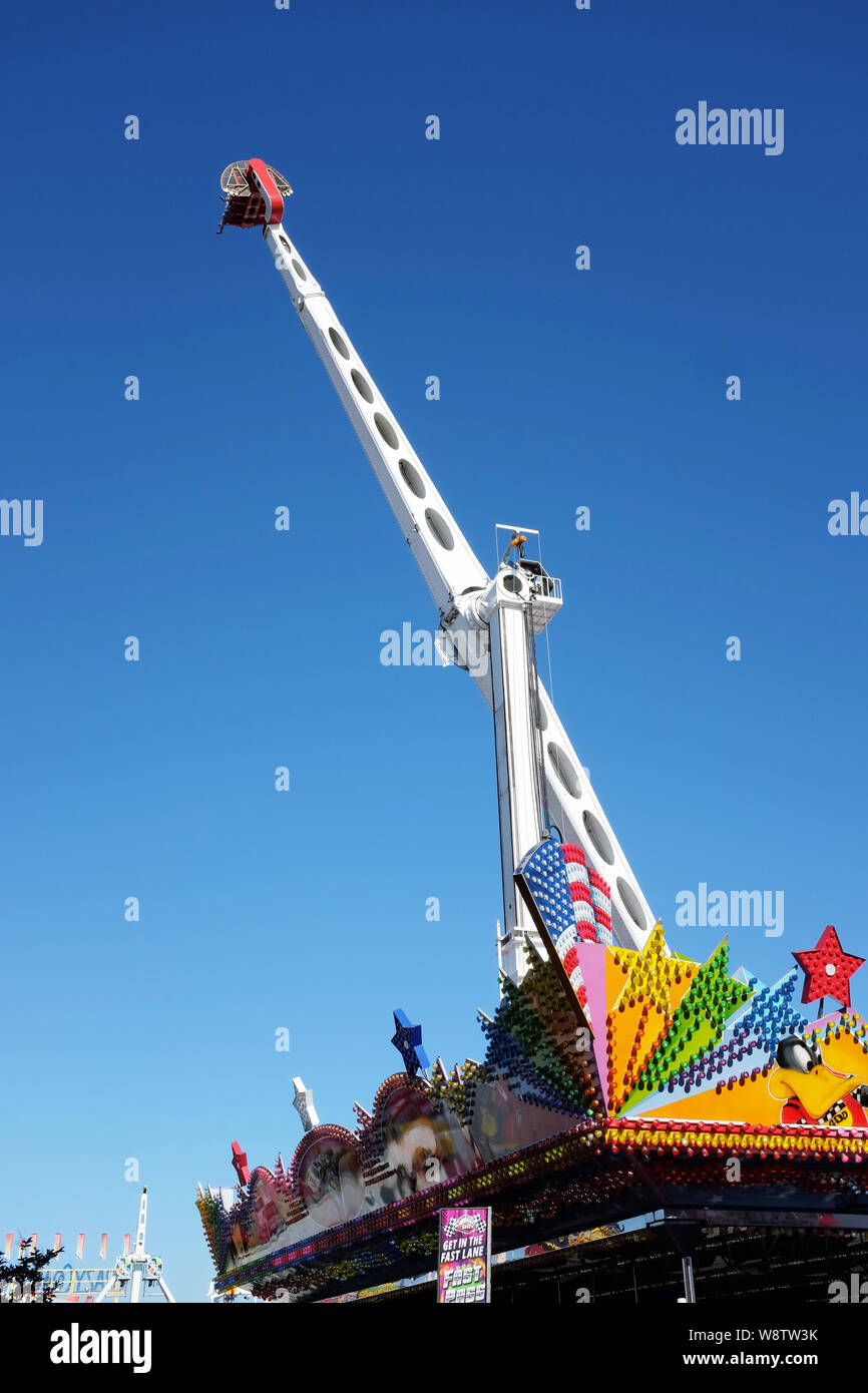COSTA MESA, Kalifornien - Aug 8, 2019: Achterbahn im Orange County Fair, nur eine der vielen Attraktionen an der jährlichen Veranstaltung. Stockfoto