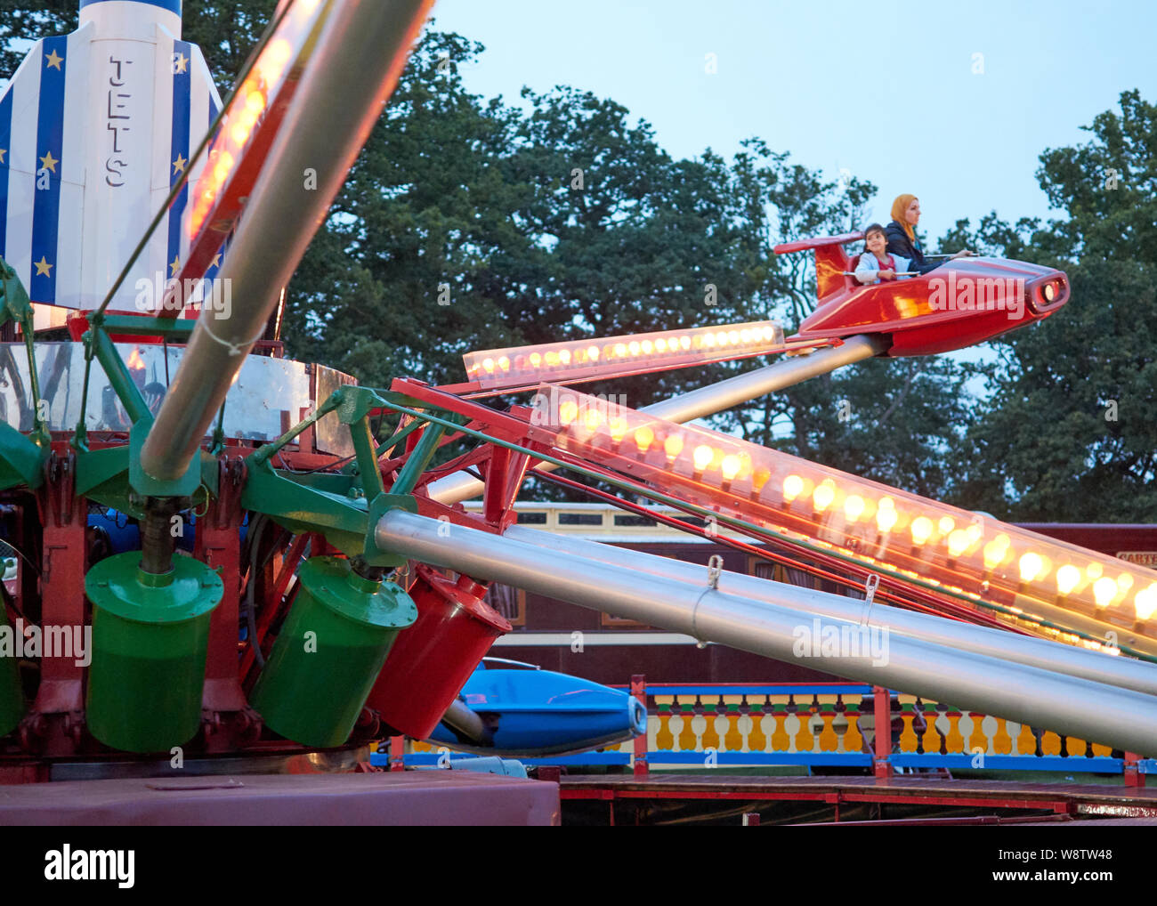 Carters Steam Fair ist ein traditionelles Englisches reisen Jahrmarkt mit Fahrgeschäften aus den 1890er zu den 1960er Jahren. Von Johannes und Anna Carter 1977, als sie das Jubiläum Dampf Gallopers, seit über 40 Jahren sie gerettet haben und restaurierten alten Schaustellerbetrieben und Tour durch London und Südengland gekauft gegründet. Die Dekoration Ihrer Motoren, Fahrten und Verkehr umfasst eine konsistente hohe Qualität für Beschilderungsmaterial, Futter und traditionelle Dekoration erstellt von Joby Carter, einer der führenden Experten für das Handwerk der Zeichen schreiben und Messegelände Art. Stockfoto