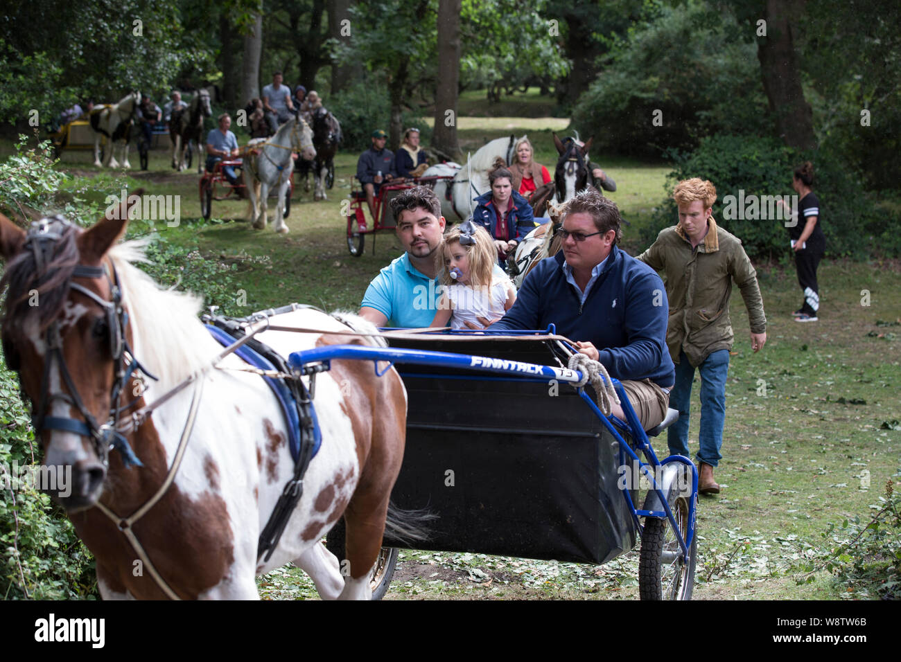 Romani Gypsy Reisende treffen sich für eine jährliche zusammen im New Forest. Reisen Gemeinschaft Warenkorb Racers in New Milton, Hampshire, England, Großbritannien Stockfoto