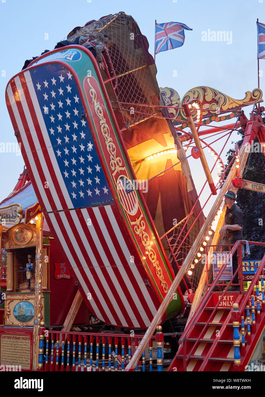 Carters Steam Fair ist ein traditionelles Englisches reisen Jahrmarkt mit Fahrgeschäften aus den 1890er zu den 1960er Jahren. Von Johannes und Anna Carter 1977, als sie das Jubiläum Dampf Gallopers, seit über 40 Jahren sie gerettet haben und restaurierten alten Schaustellerbetrieben und Tour durch London und Südengland gekauft gegründet. Die Dekoration Ihrer Motoren, Fahrten und Verkehr umfasst eine konsistente hohe Qualität für Beschilderungsmaterial, Futter und traditionelle Dekoration erstellt von Joby Carter, einer der führenden Experten für das Handwerk der Zeichen schreiben und Messegelände Art. Stockfoto