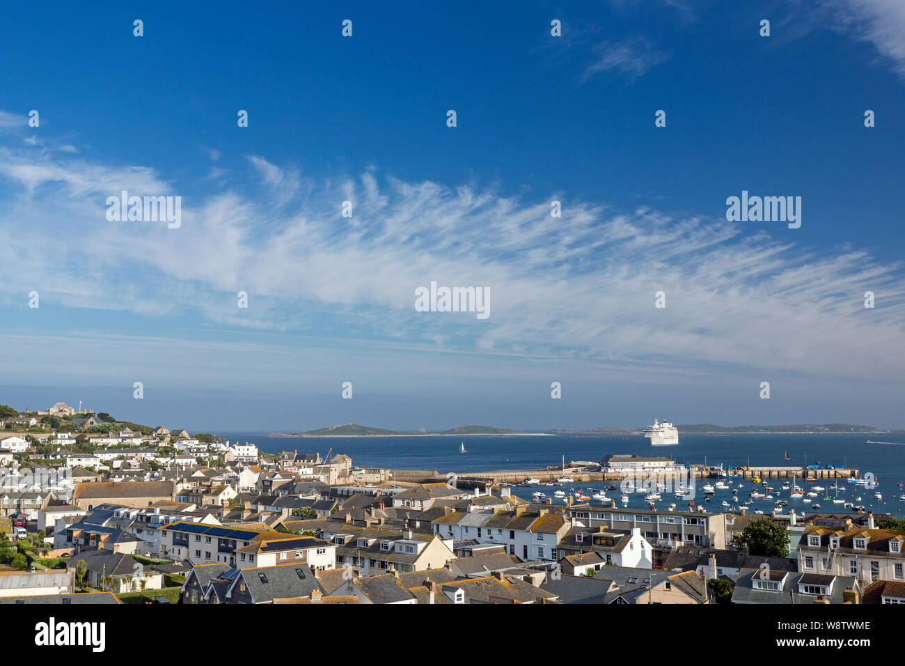 Blick über Hugh Town, St Mary's mit einem Kreuzfahrtschiff in den Hintergrund, die Scilly-inseln Stockfoto