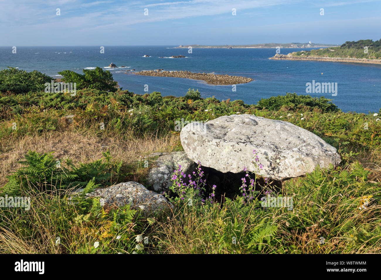 Blick von buzza Hügel mit Blick auf die hl. Agnes, die mit einer Jungsteinzeitlichen Grabkammer (Dolmen) im Vordergrund, die St Mary's, Isles of Scilly Stockfoto