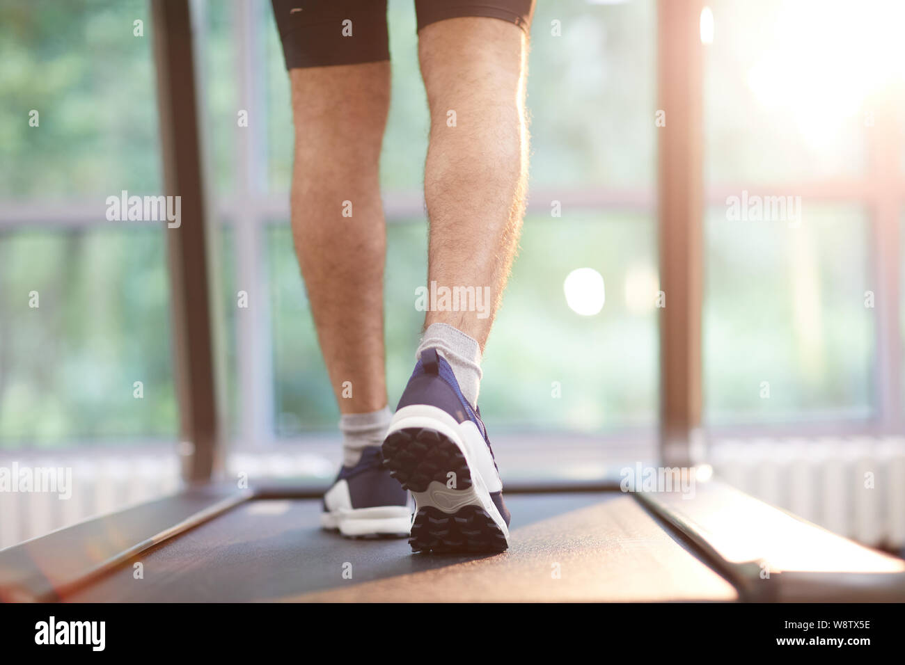 Rückansicht der muskulösen Mann Beine laufen auf Laufband im Fitnessstudio, kopieren Raum Stockfoto