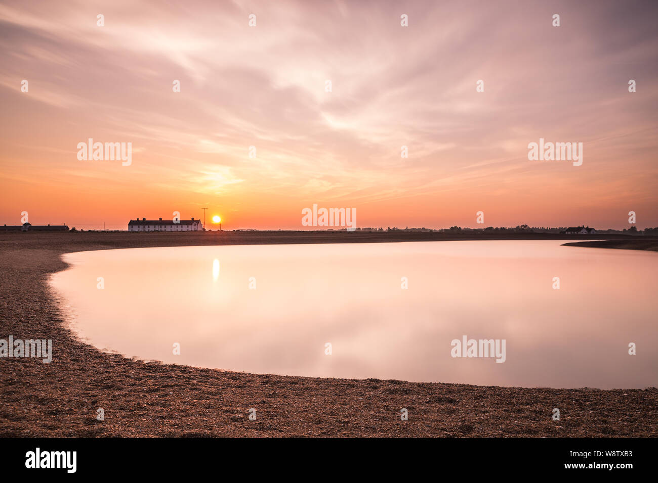 Eine lange Exposition der Wolken und Wasser am Kiesstrand Straße in Suffolk. Das Wasser hat auf einen milchigen Effekt genommen und es gibt eine Menge negativer Platz Stockfoto