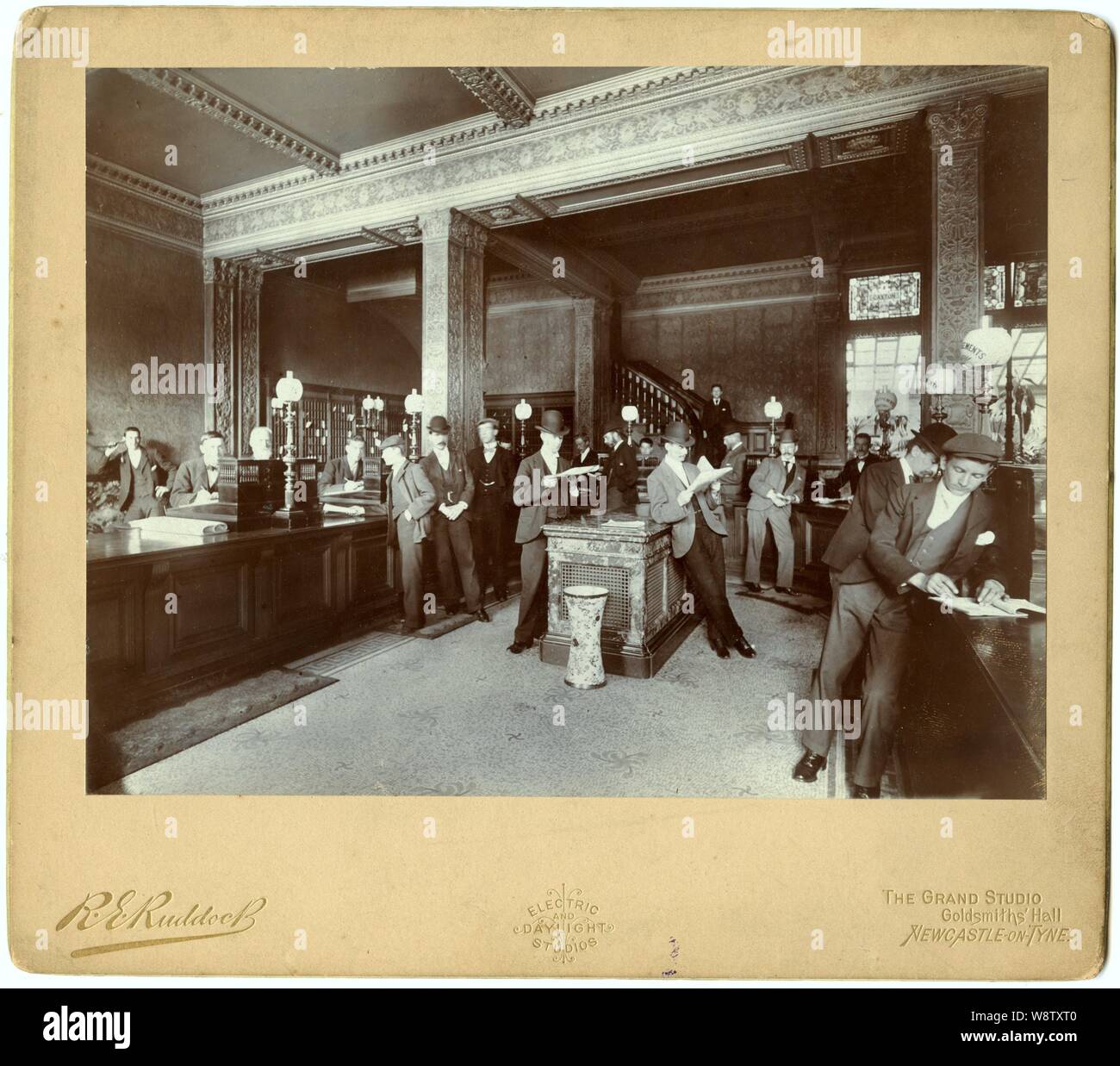 R.E. Ruddock, der Grand Studio auf, Newcastle Upon Tyne Übersicht Bilder von einem frühen R. Hacke & Co. Mechanische Zeitungsdruck drücken. Die Newcastle wöchentliche Chronik Büro und eine Bank. Stockfoto