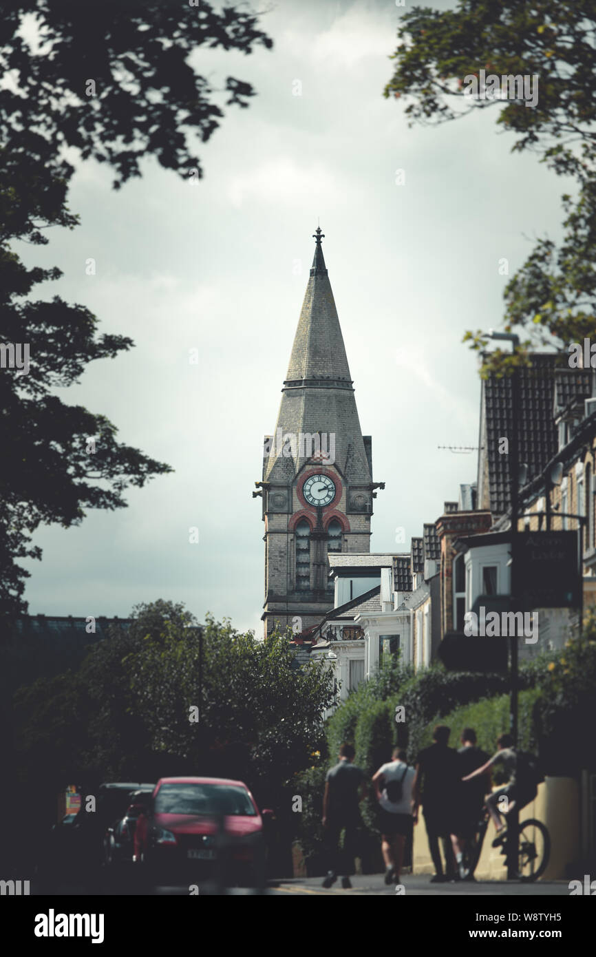 HORNSEA, Großbritannien - 7 August 2019: hornsea Vereinigte Reformierte Kirche Schuß von Memorial Gardens. Sommer 2019 Stockfoto