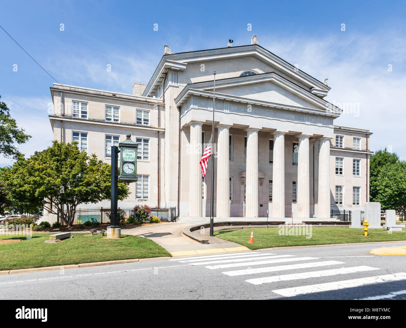 Mebane, NC, USA-9 AUGUST 2019: Lincoln County Courthouse in Downtown Lincolnton, mit der amerikanischen Flagge auf Halbmast. Stockfoto