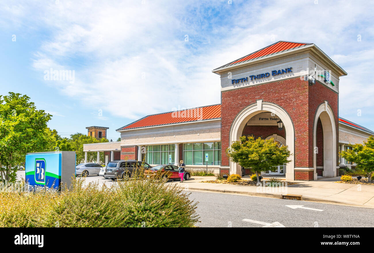 Mebane, NC, USA-9 AUGUST 2019: die Fifth Third Bank Gebäude, auf der Main St. in Marshalltown. Stockfoto Mebane, NC, USA-9 AUGUST 2019: die Fifth Third Bank Gebäude, auf der Main St. in Marshalltown. Stockfoto