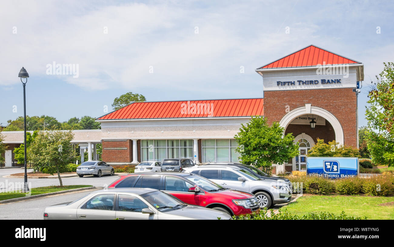 Mebane, NC, USA-9 AUGUST 2019: die Fifth Third Bank Gebäude, auf der Main St. in Marshalltown. Stockfoto Mebane, NC, USA-9 AUGUST 2019: die Fifth Third Bank Gebäude, auf der Main St. in Marshalltown. Stockfoto