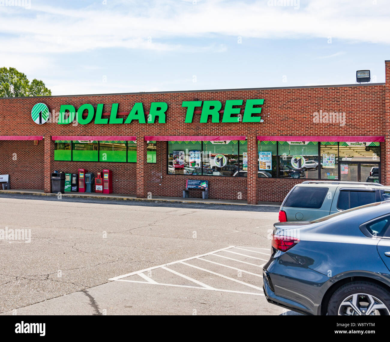 CHERRYVILLE, NC, USA-9 AUGUST 2019: ein Dollar Tree store und Parkplatz. Stockfoto