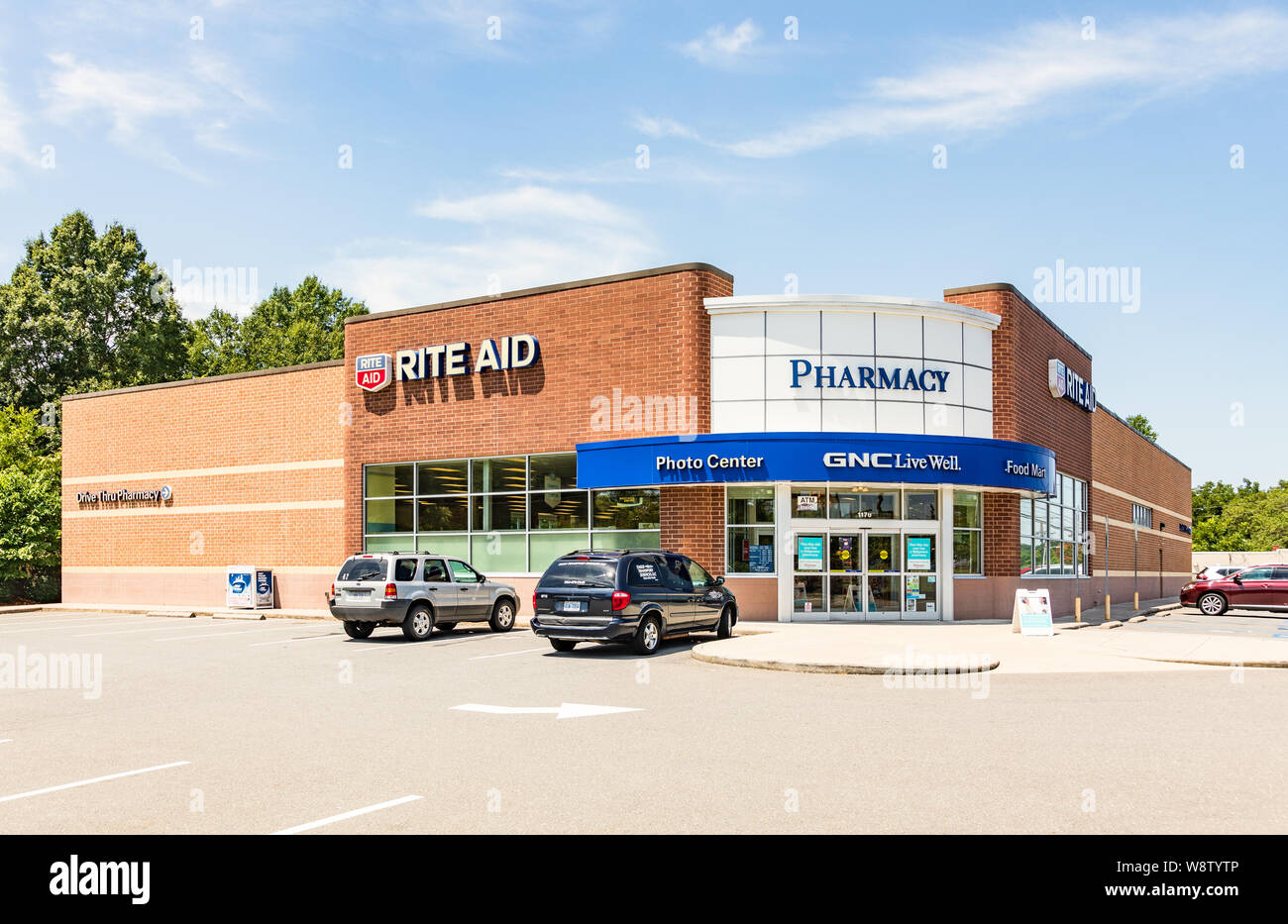 SHELBY, NC, USA-9 AUGUST 2019: ein Rite-Aid Apotheke, Gebäude und Parkplatz. Stockfoto