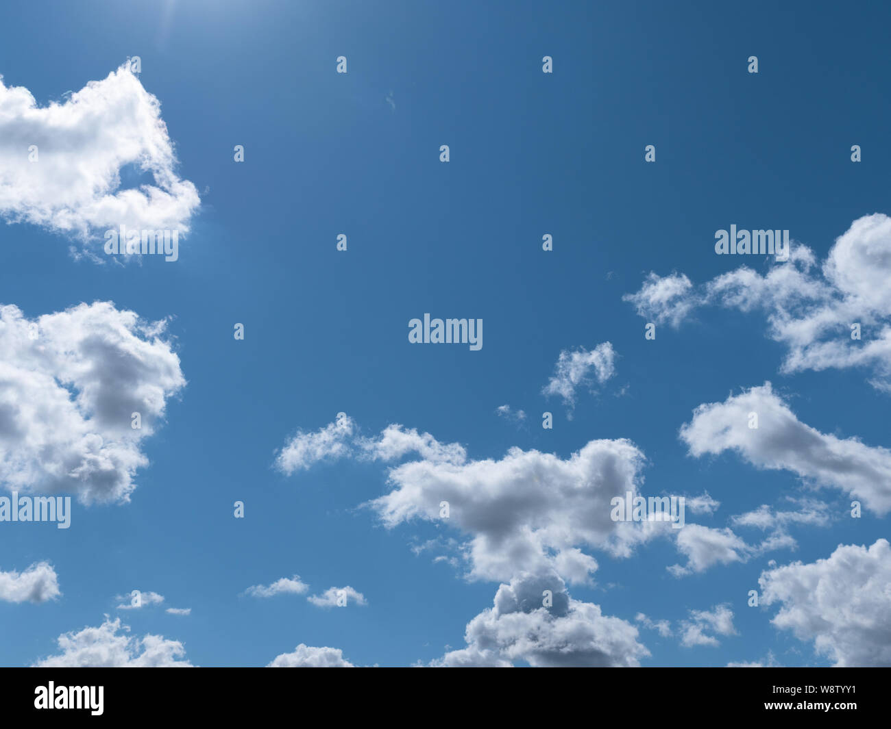 Schöne verschiedene Formen Wolken im hohen Himmel Stockfoto