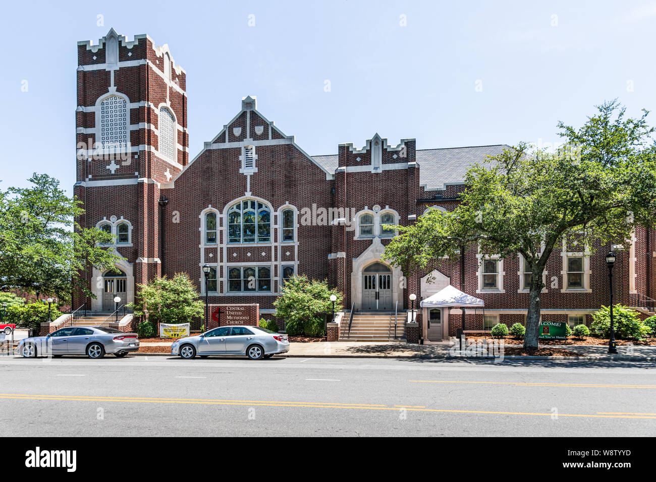 Mebane, NC, USA - 9. August 2019: Das stattliche Zentrale vereinigte methodistische Kirche, auf der Main St. Stockfoto