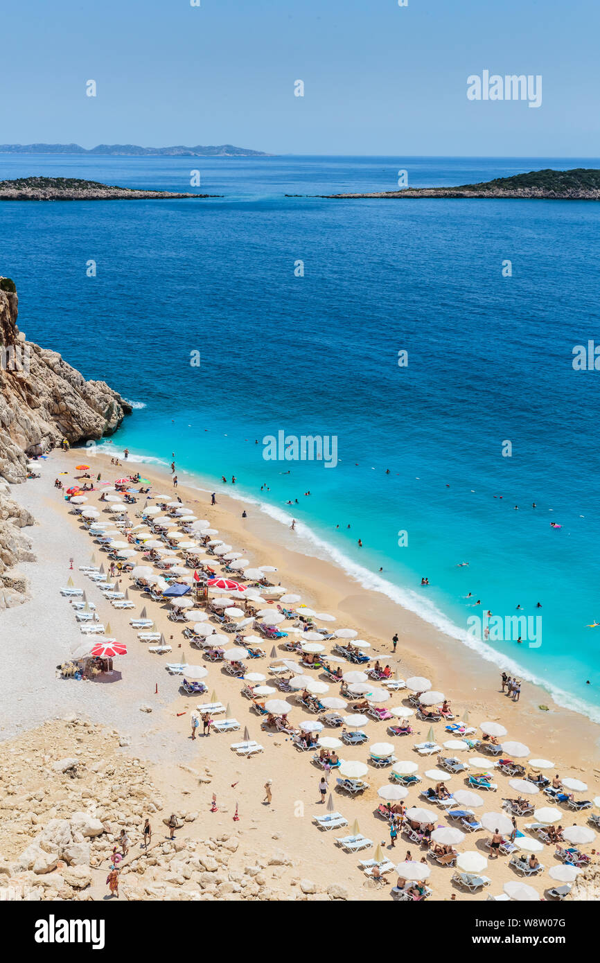 Antenne top Aussicht auf den Strand. Sonnenschirme, Sand und Wellen des Meeres. Stockfoto